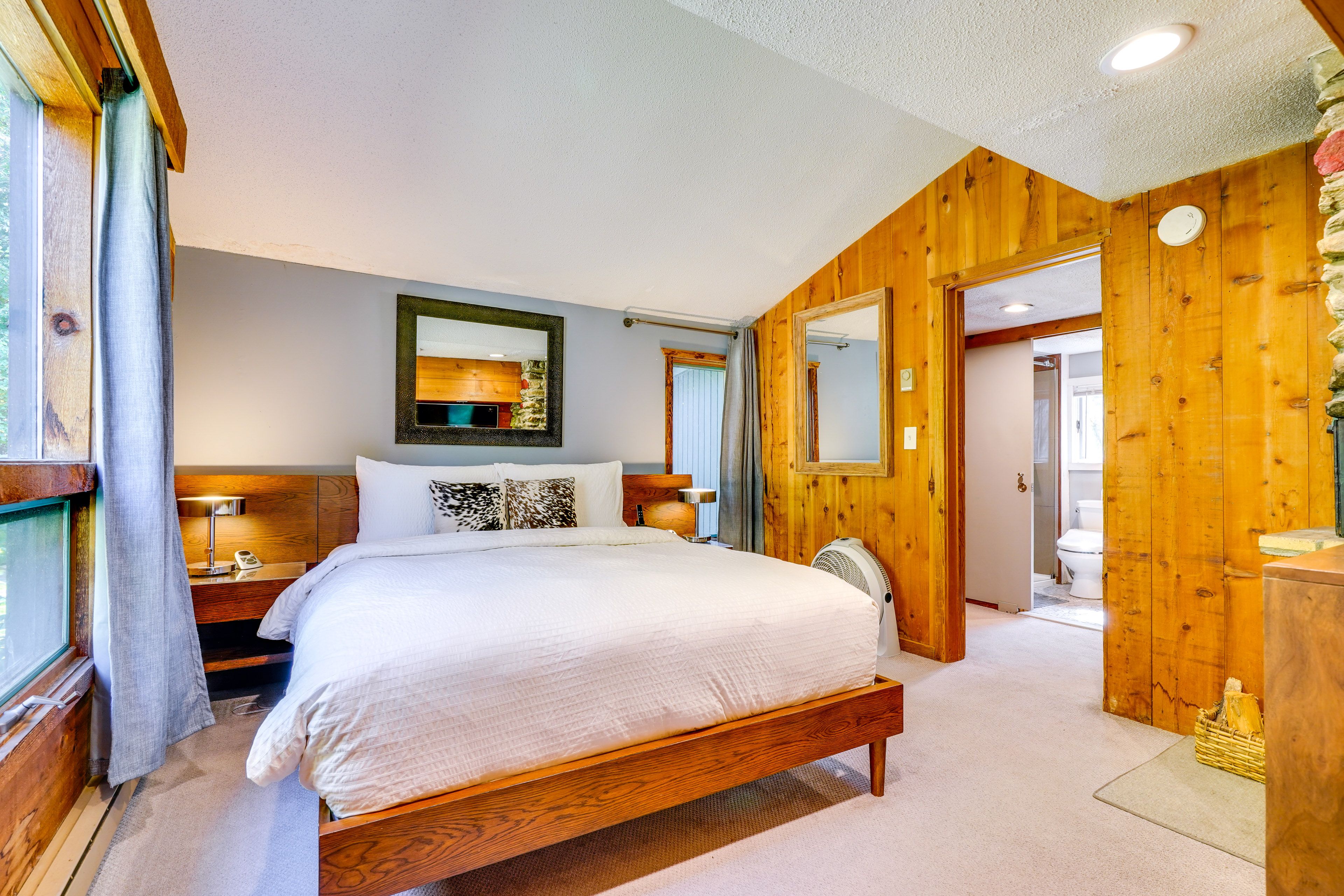 Bedroom 1 | Queen Bed | 1st Floor