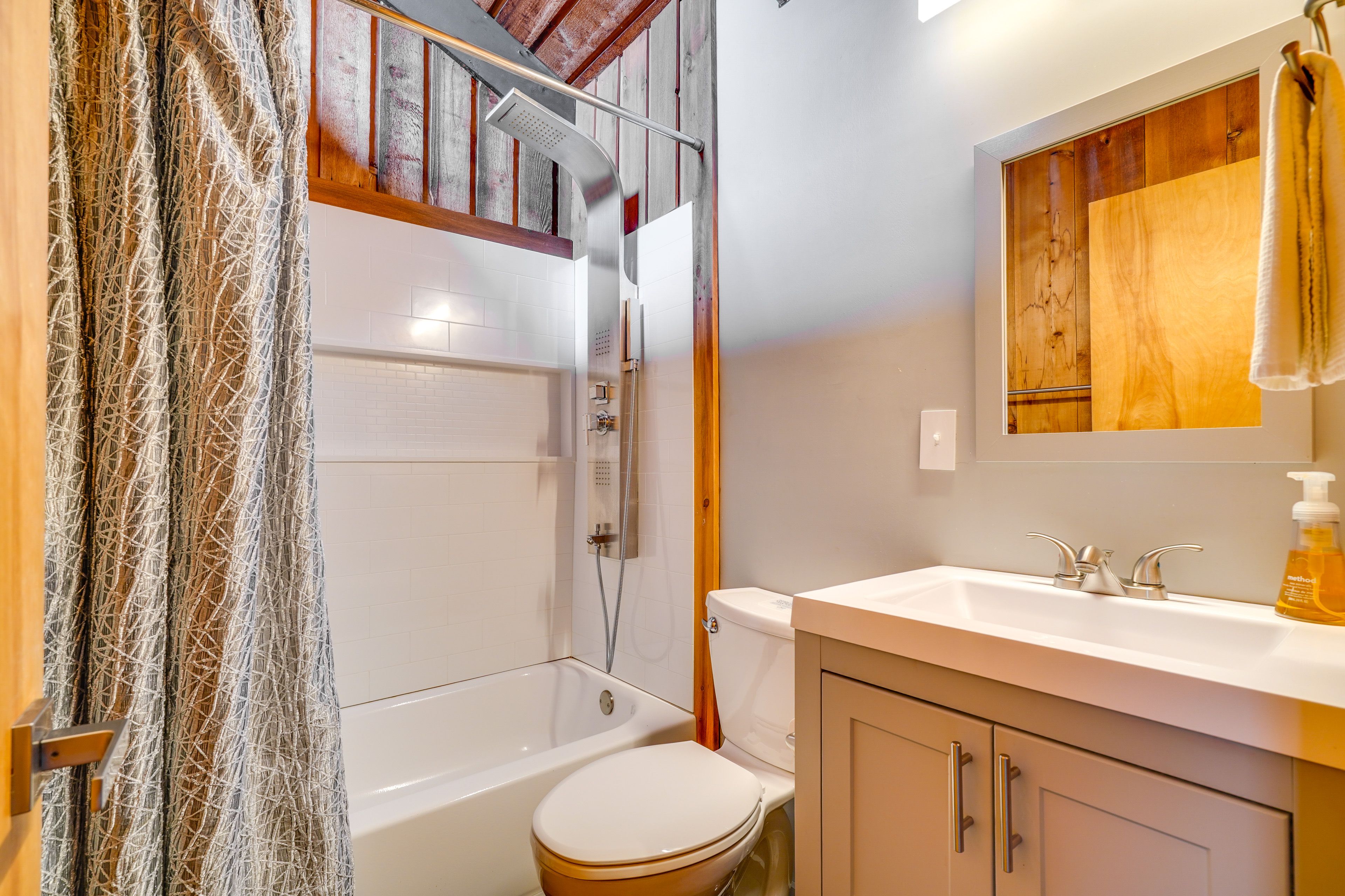 Full Bath | 2nd Floor