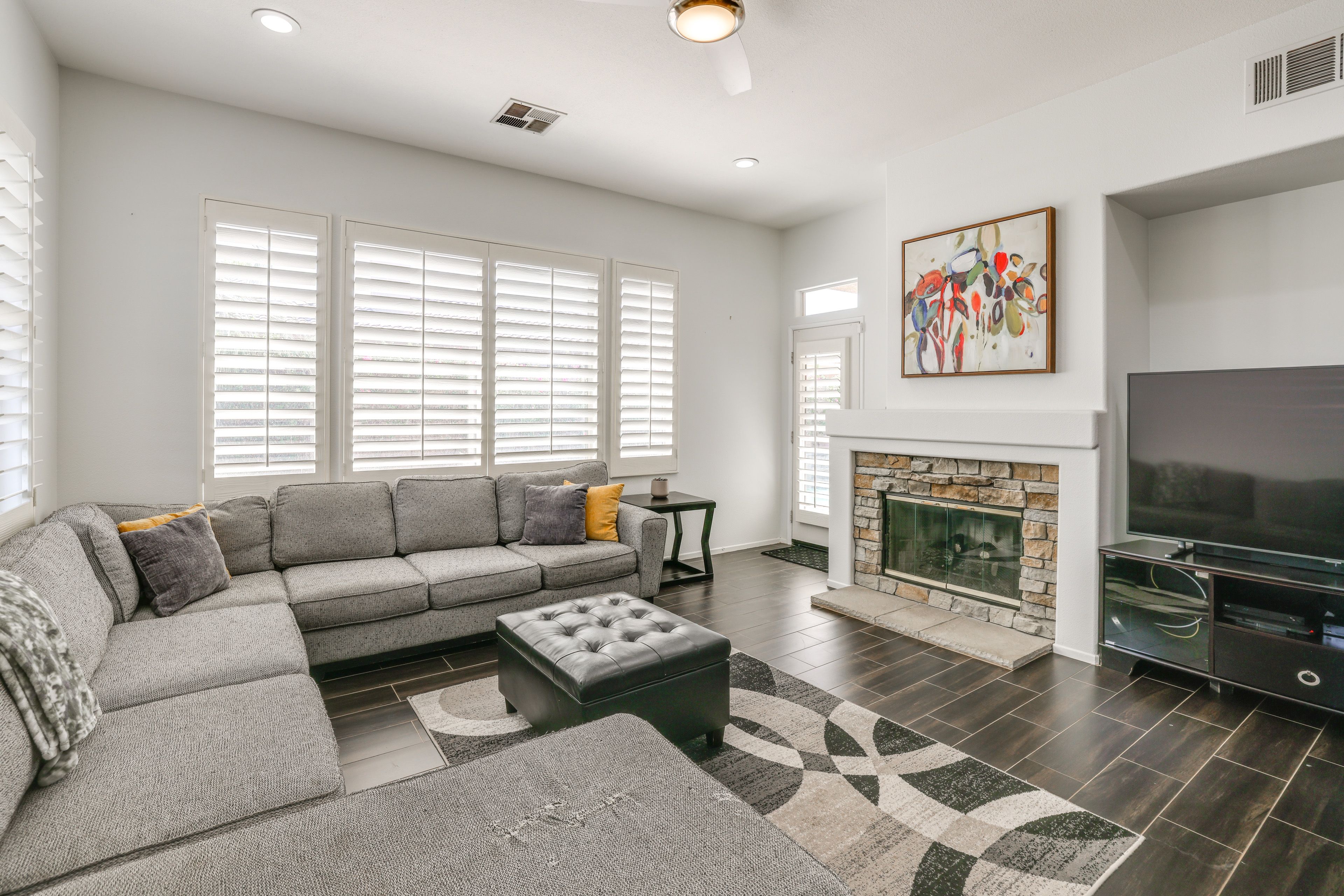 Living Room | Smart TV | Free WiFi | Fireplace