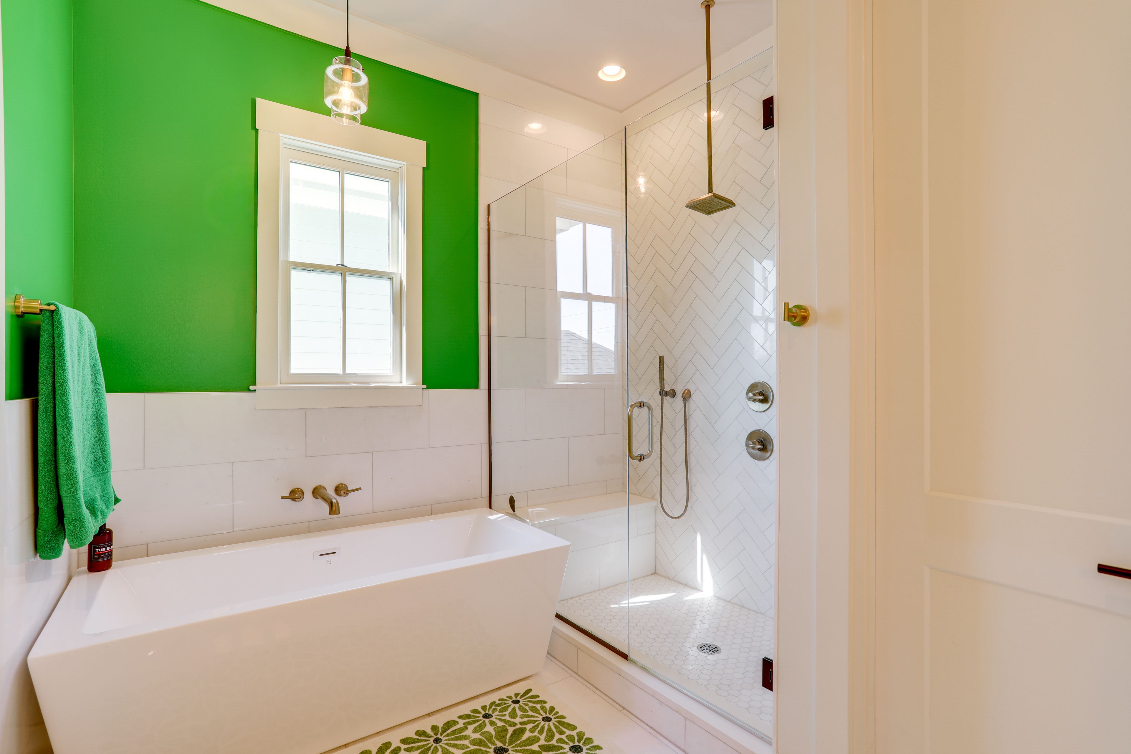 Full Bathroom | 2nd Floor | Complimentary Toiletries