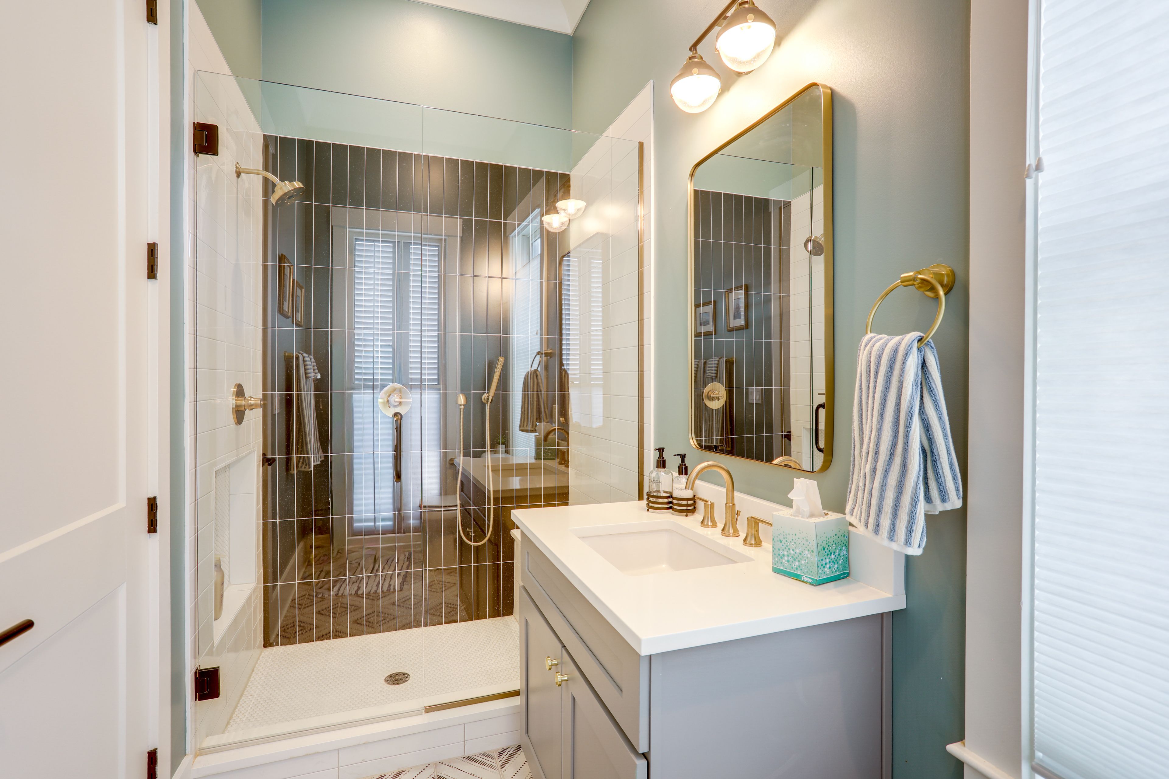 Full Bathroom | 1st Floor | Towels Provided