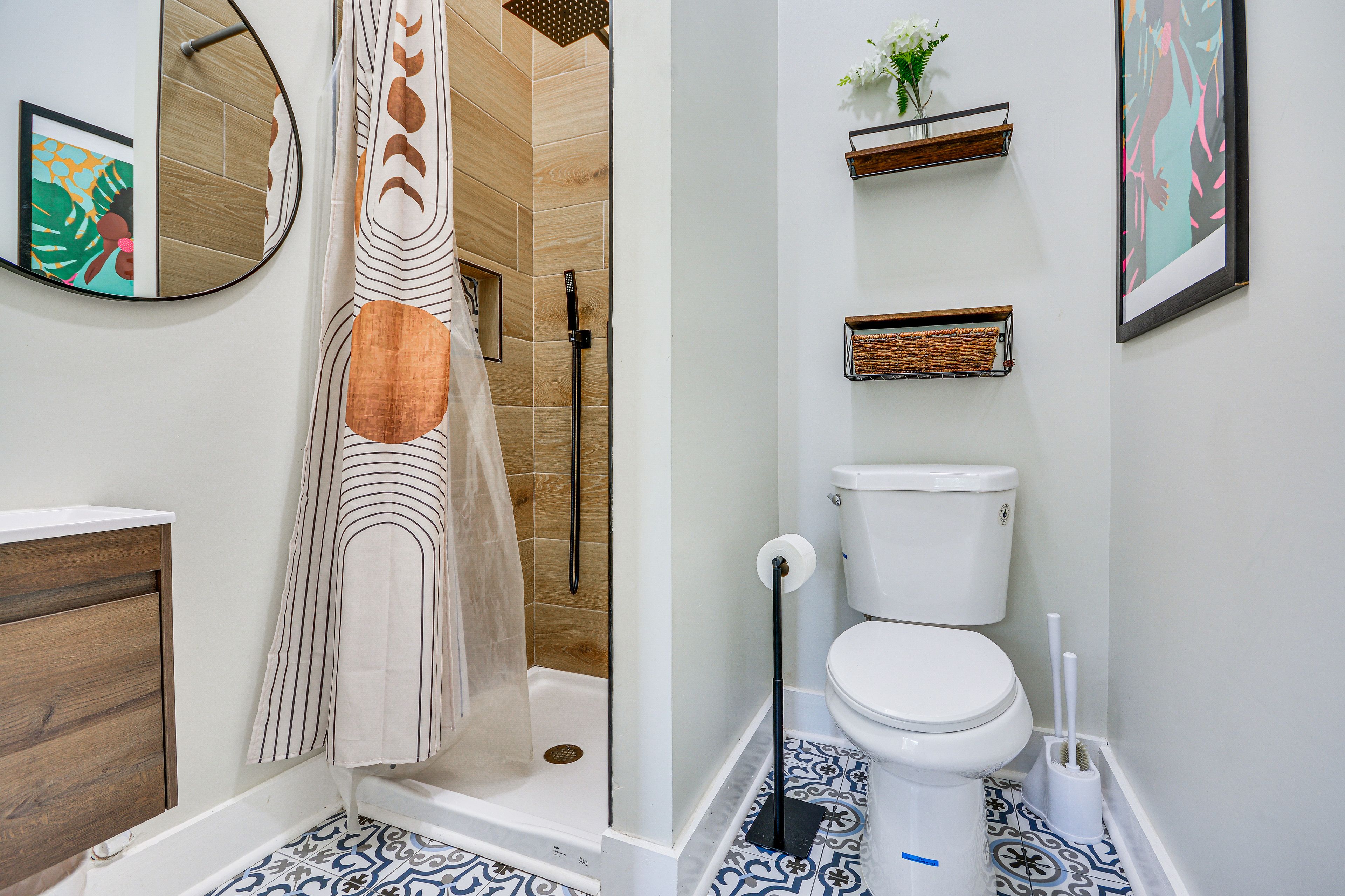 Full Bathroom | 1st Floor | Complimentary Toiletries | Towels Provided
