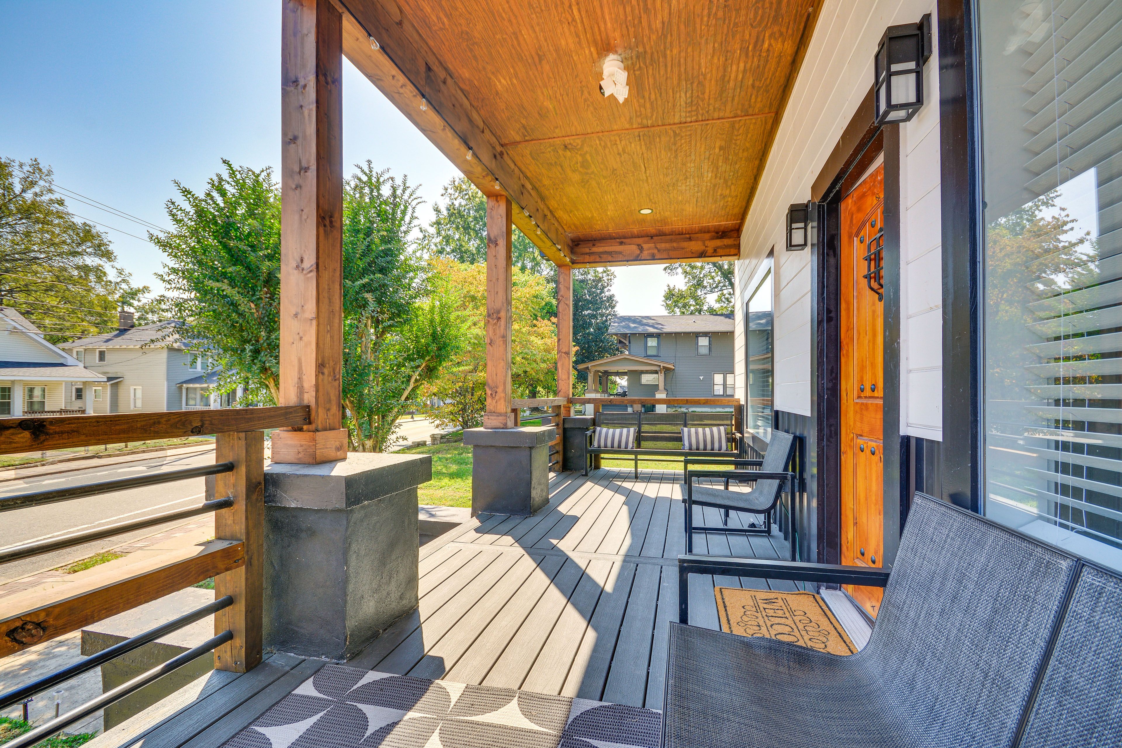 Porch w/ Seating