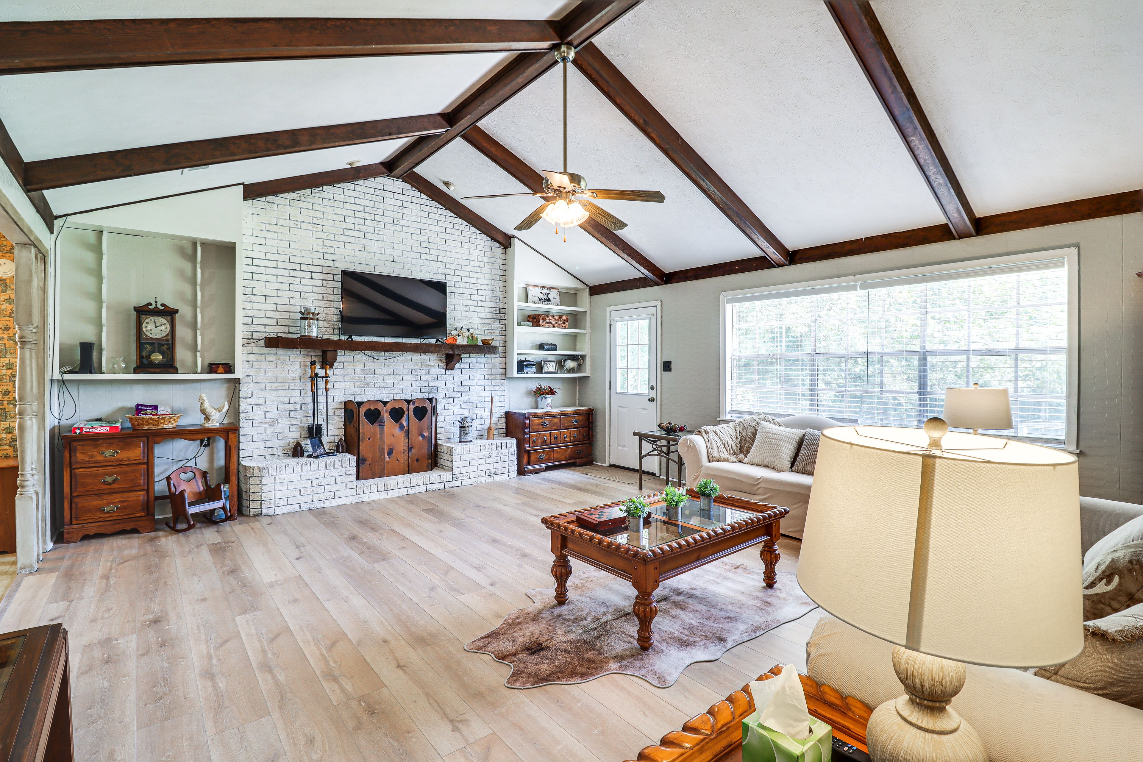 Living Room | Free WiFi | Central Heating & A/C | Smart TV