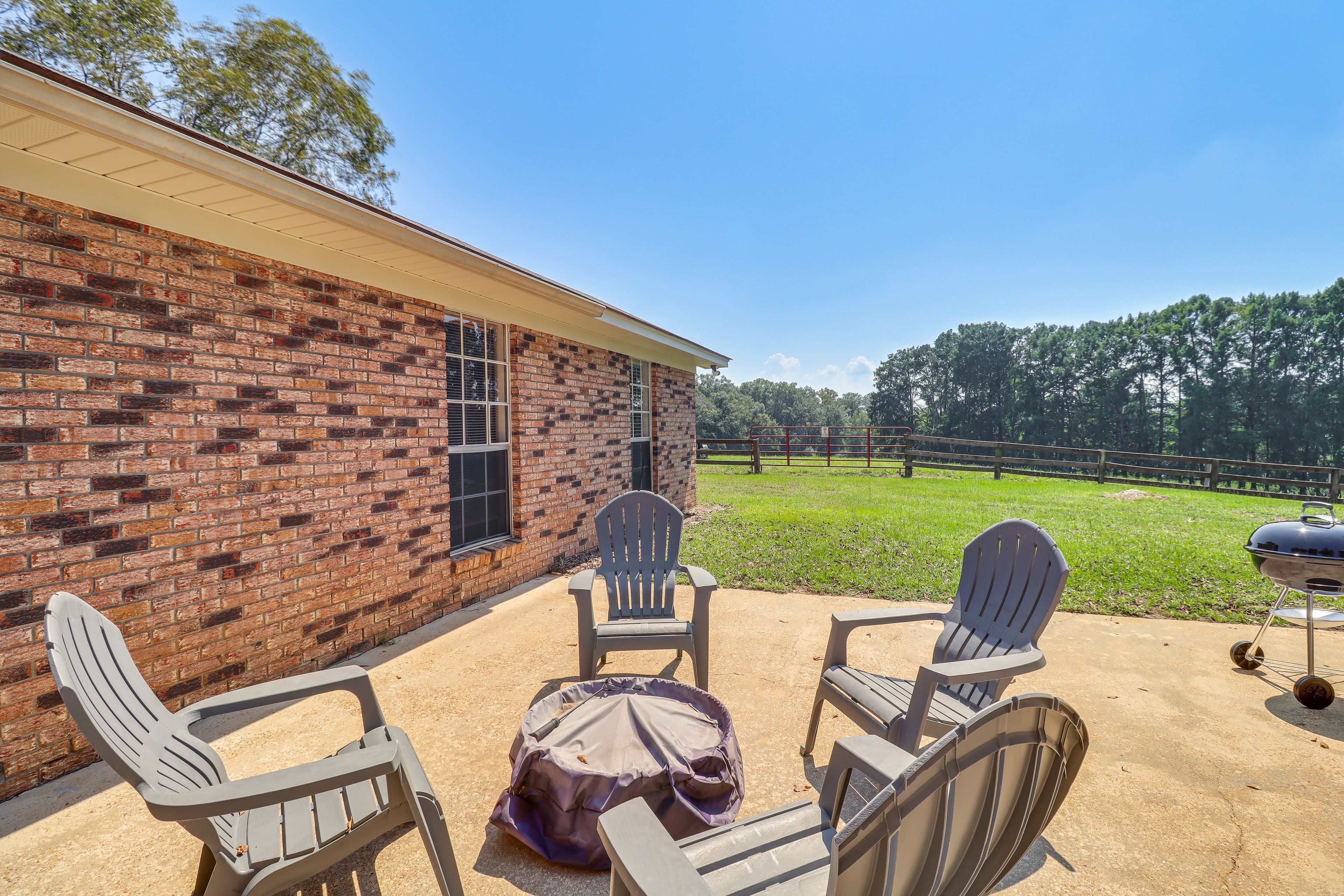 Furnished Patio | Fire Pit | 80-Acre Property