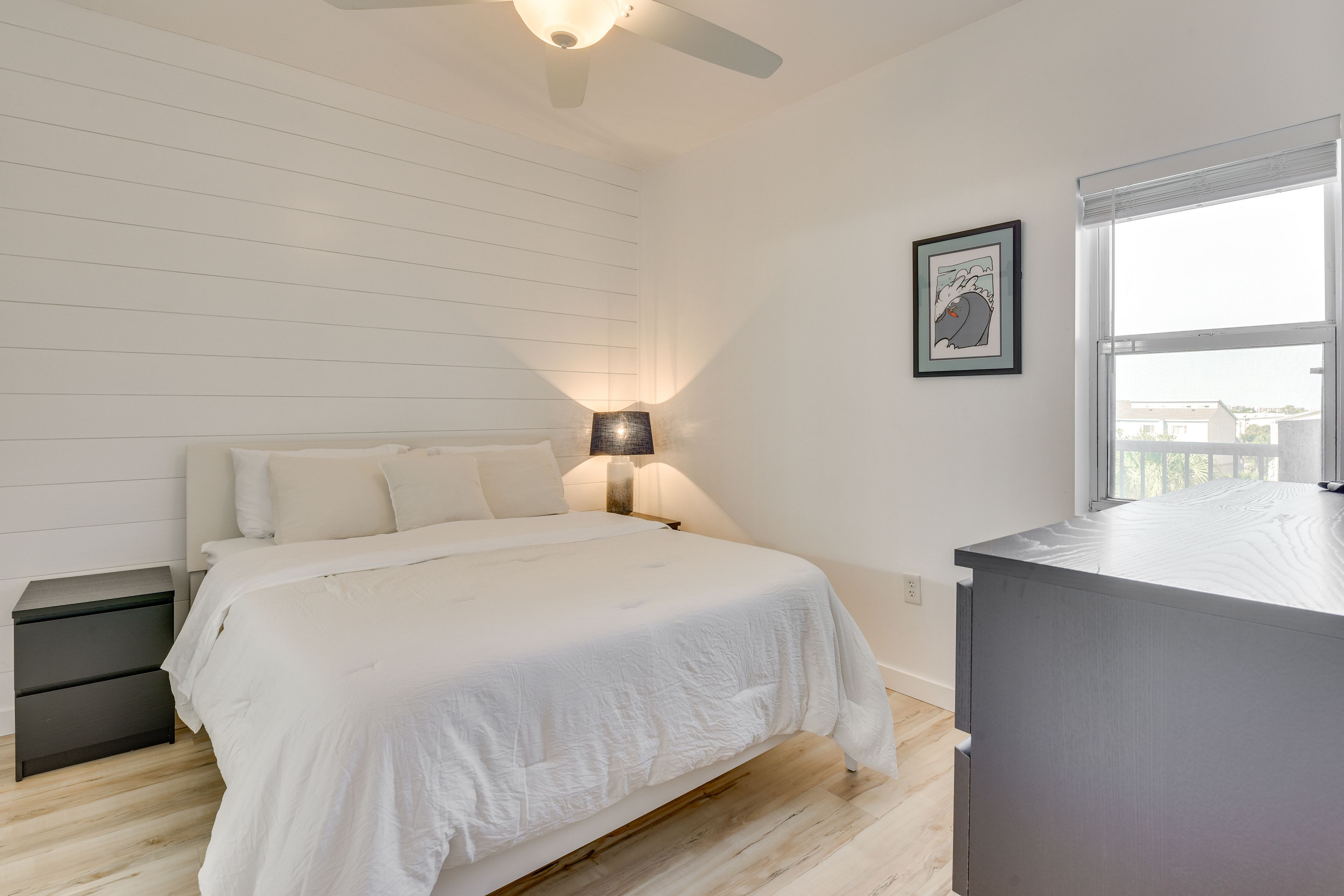 Bedroom | Queen Bed | Linens Provided