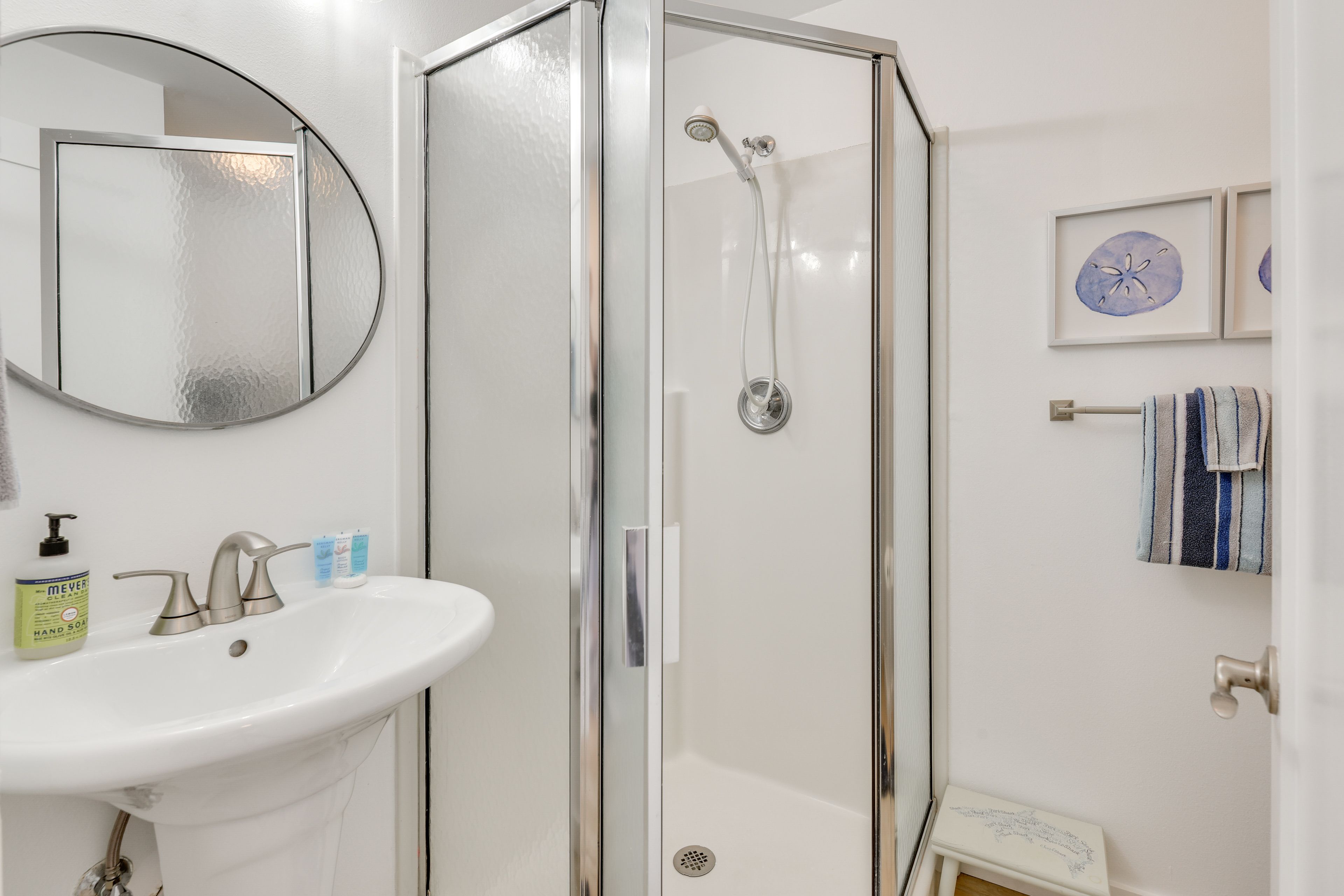 Full Bathroom | Towels Provided