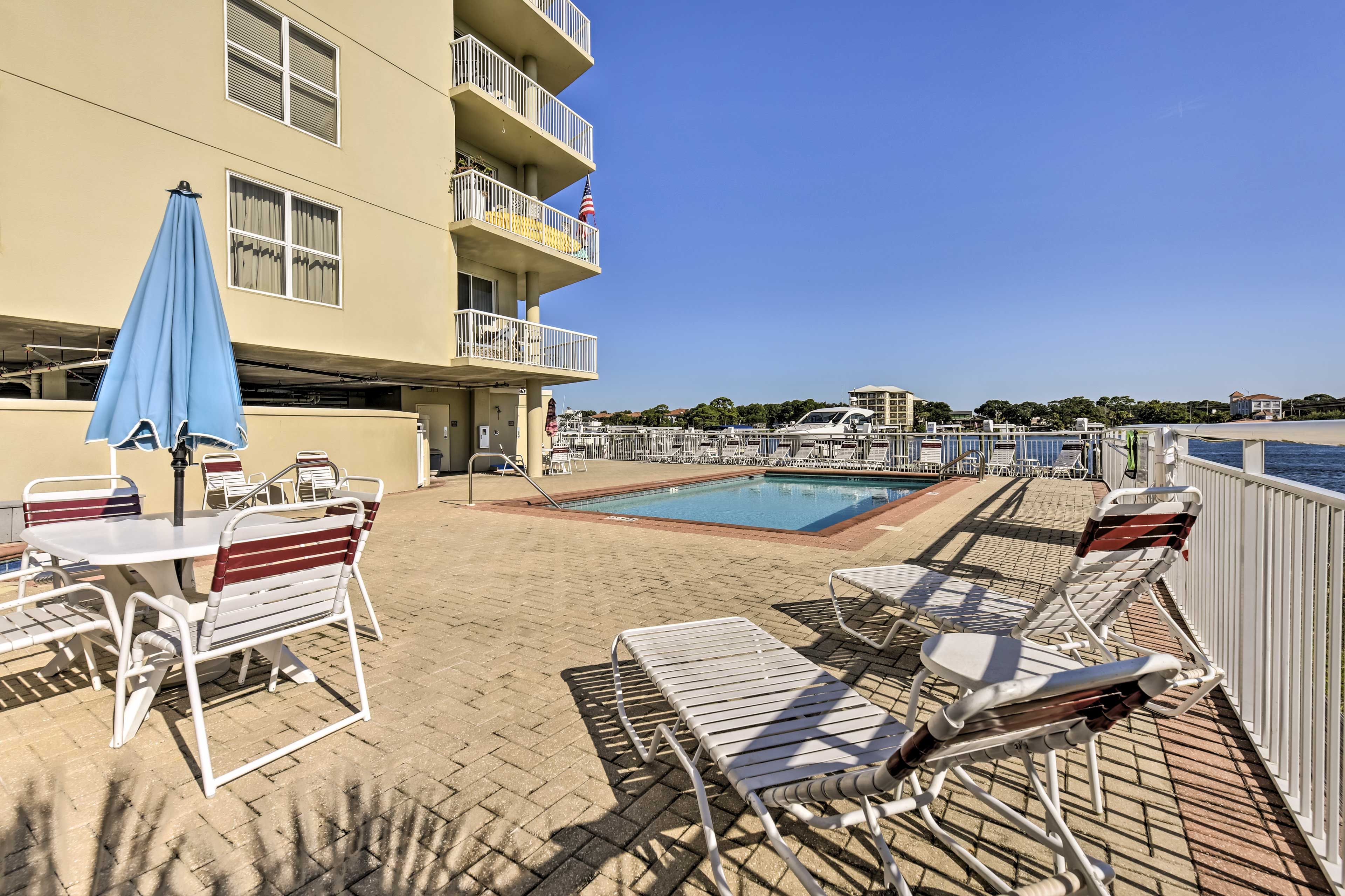 Community Pool & Hot Tub
