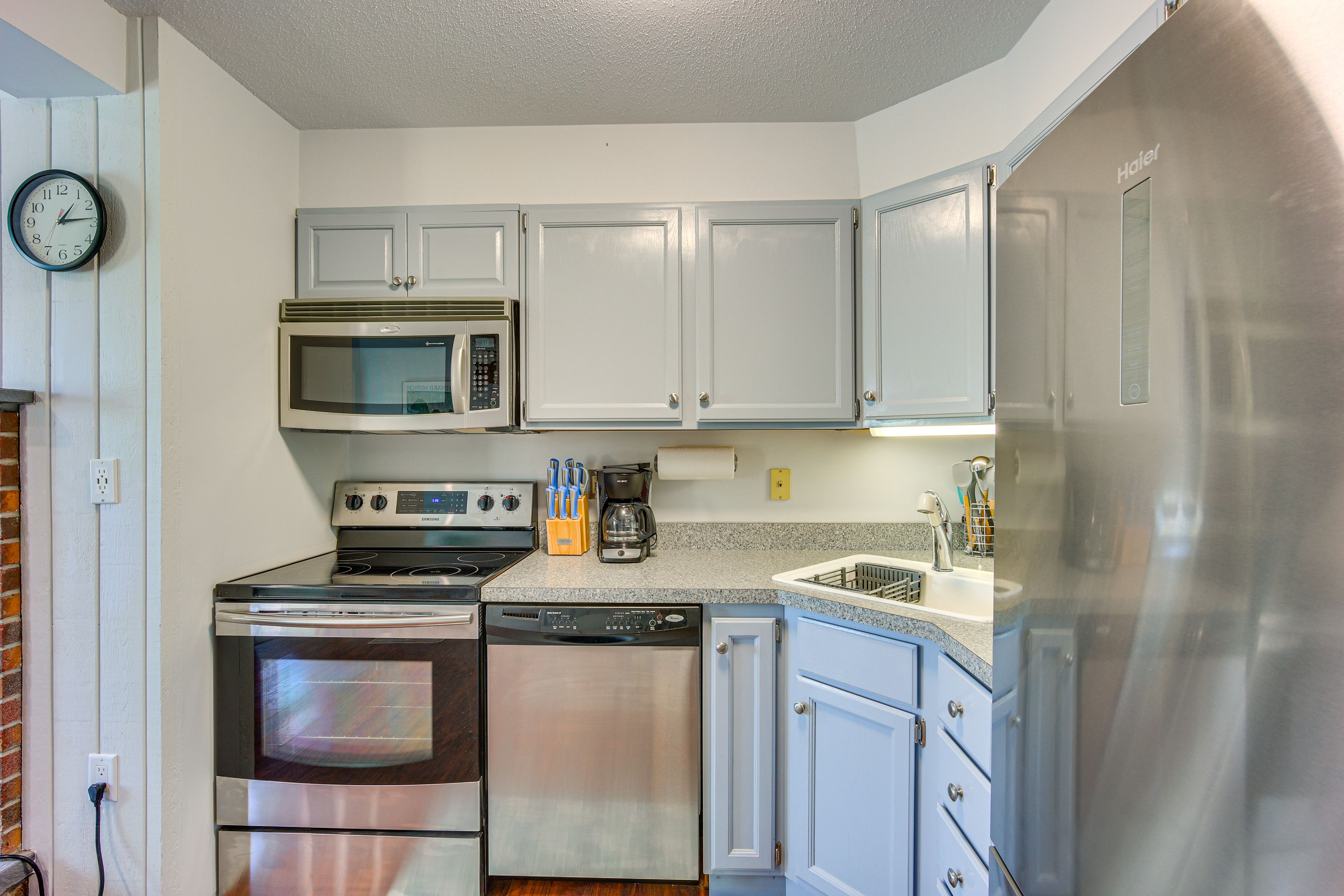 Kitchen | 2-Story Condo | 4th-Floor Unit