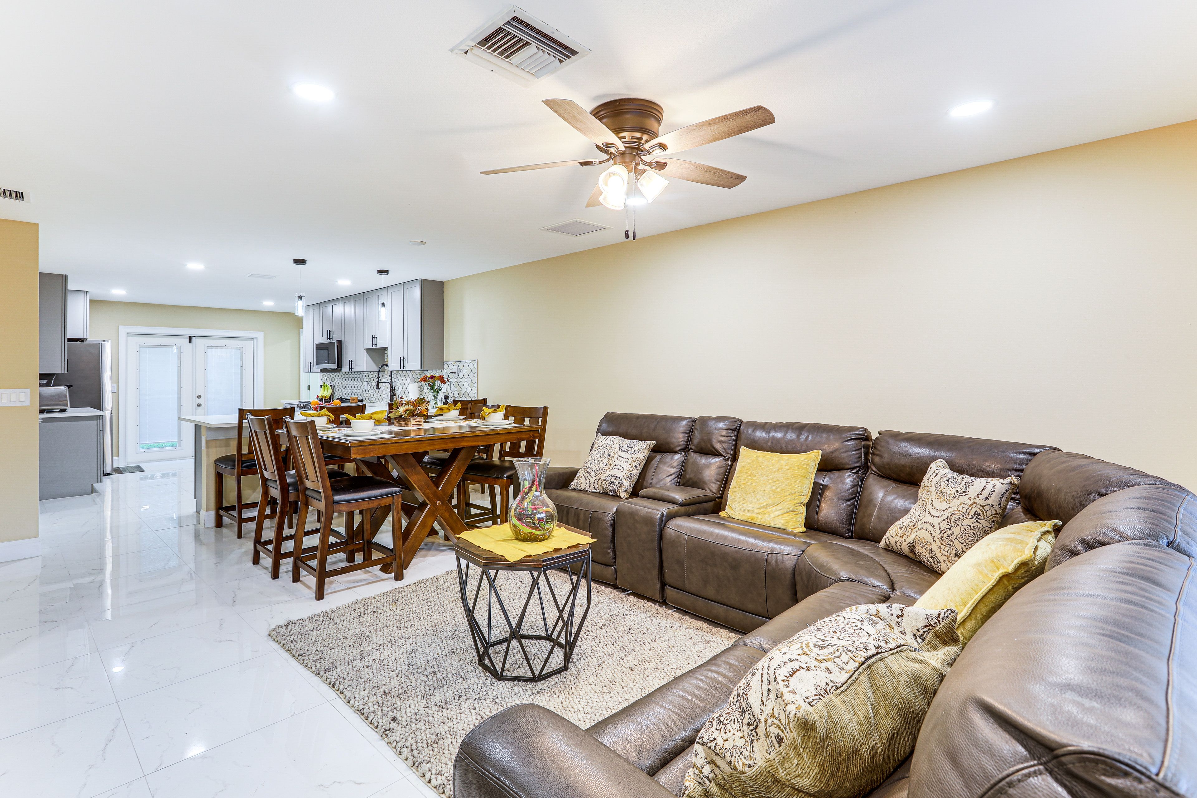 Living Room | Free WiFi | Smart TV | Central A/C