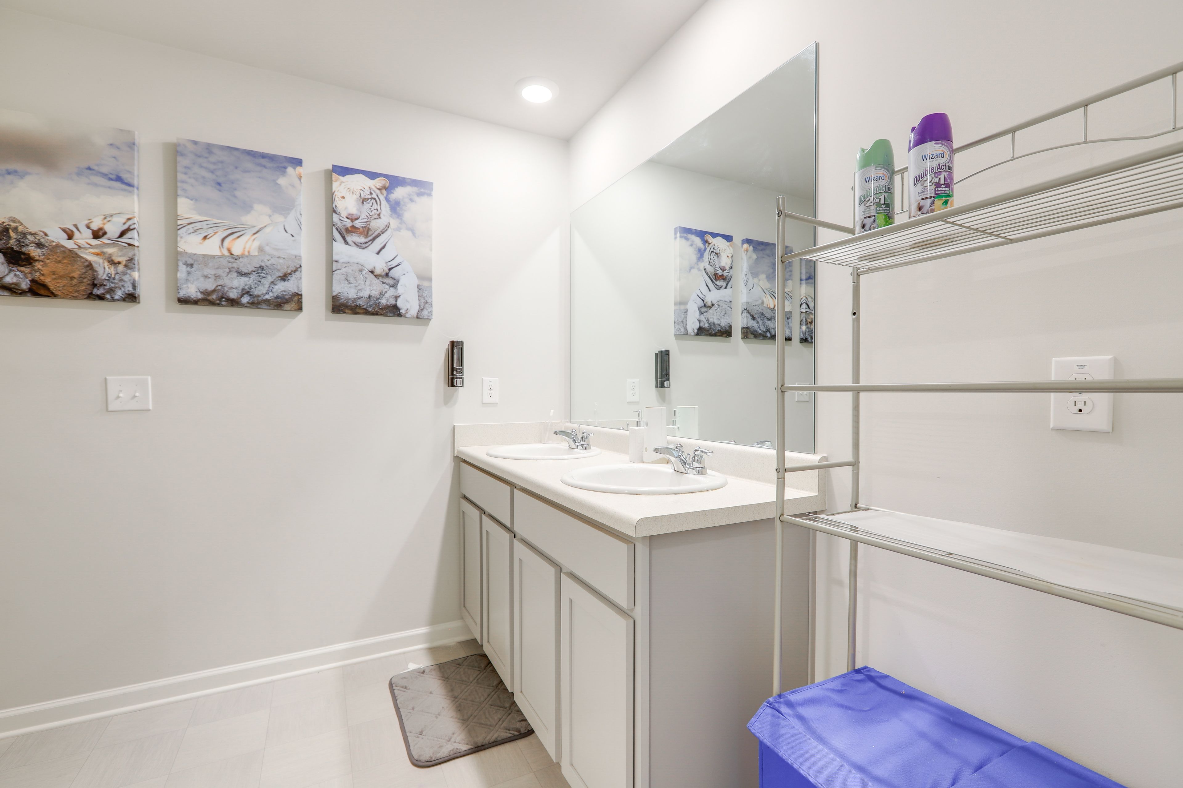Full Bathroom | 2nd Floor