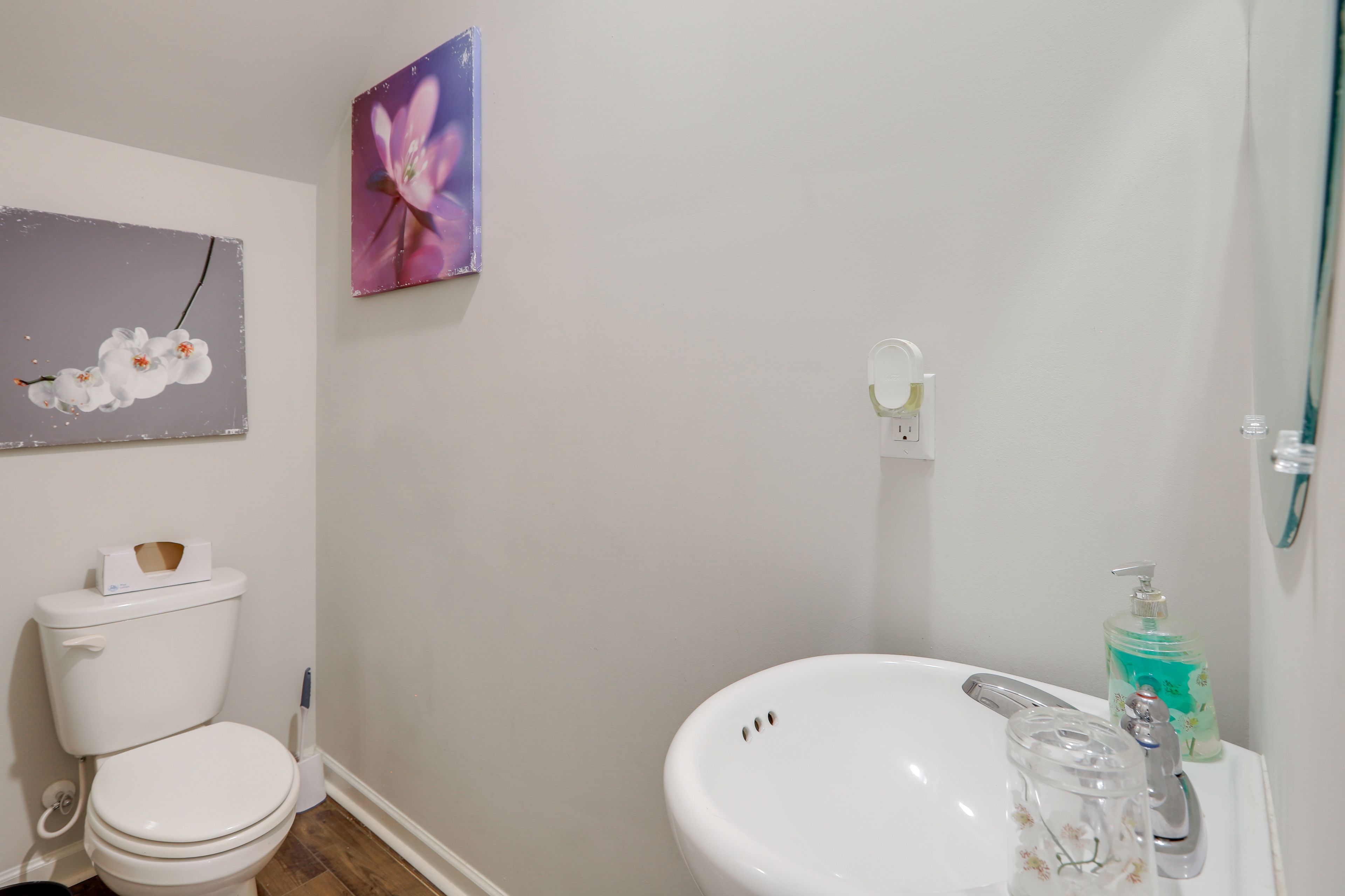 Half Bathroom | 1st Floor | Complimentary Toiletries | Towels Provided
