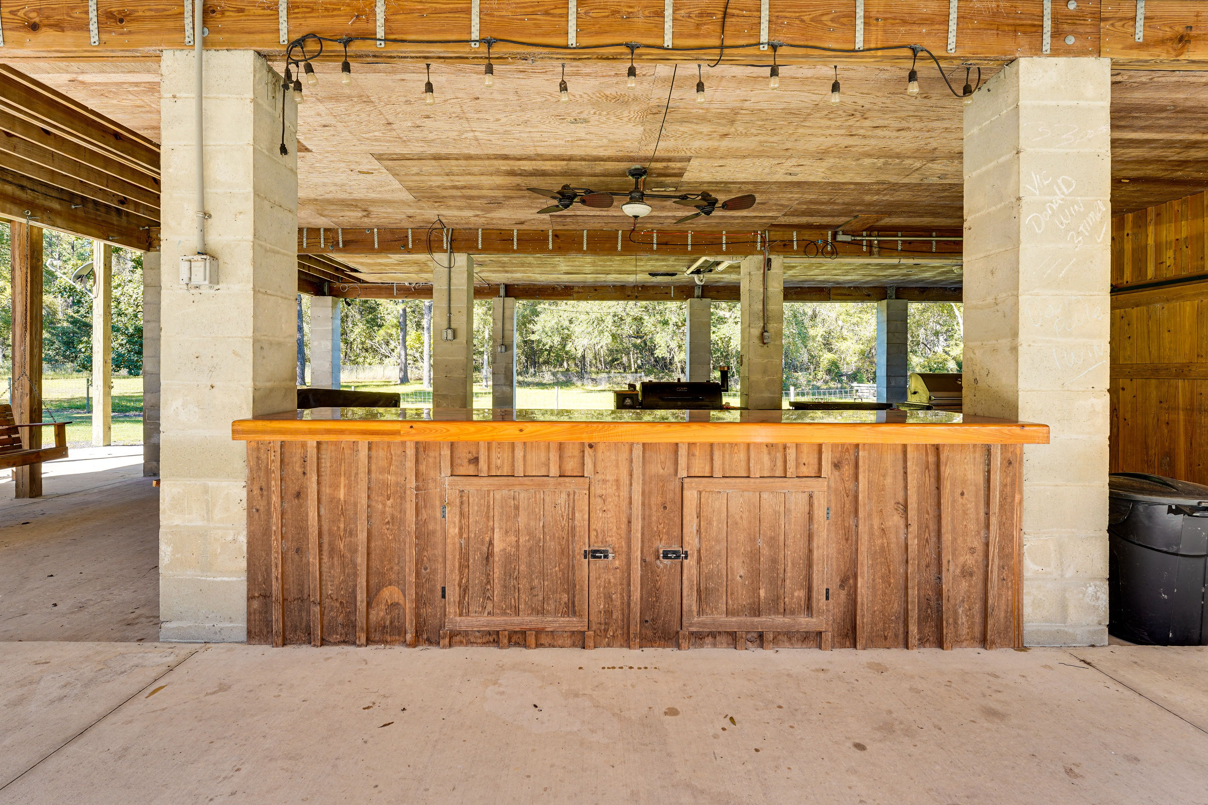 Covered Patio | Gas Grills | Picnic Table