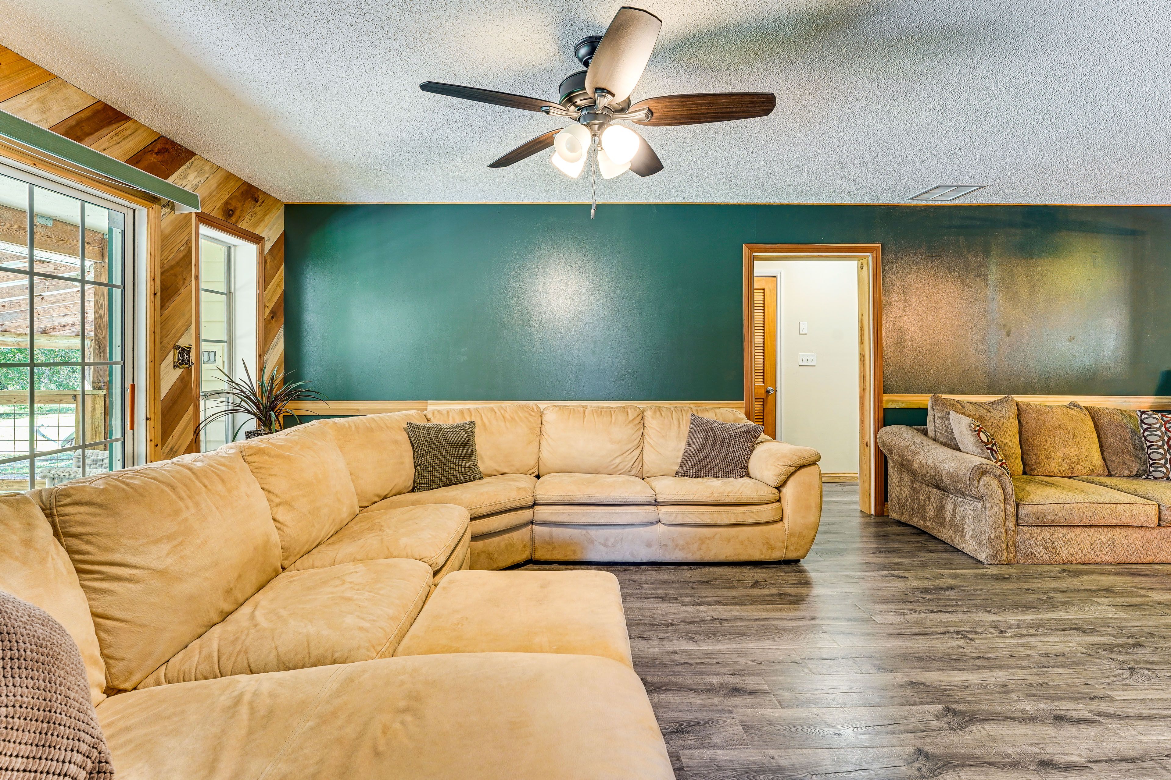 Living Room | Smart TV | Fireplace | Books/Board Games