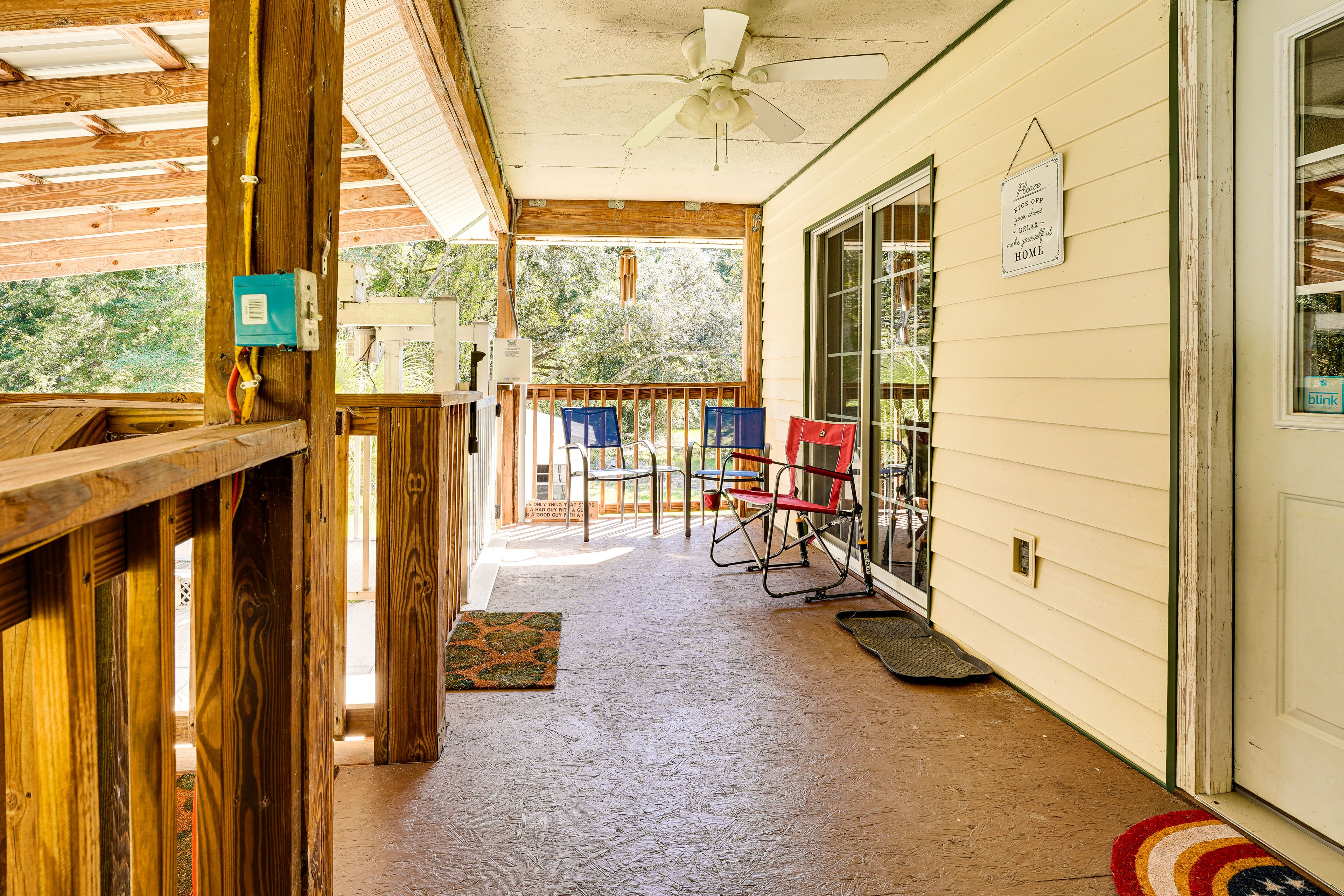 Wraparound Porch w/ Seating