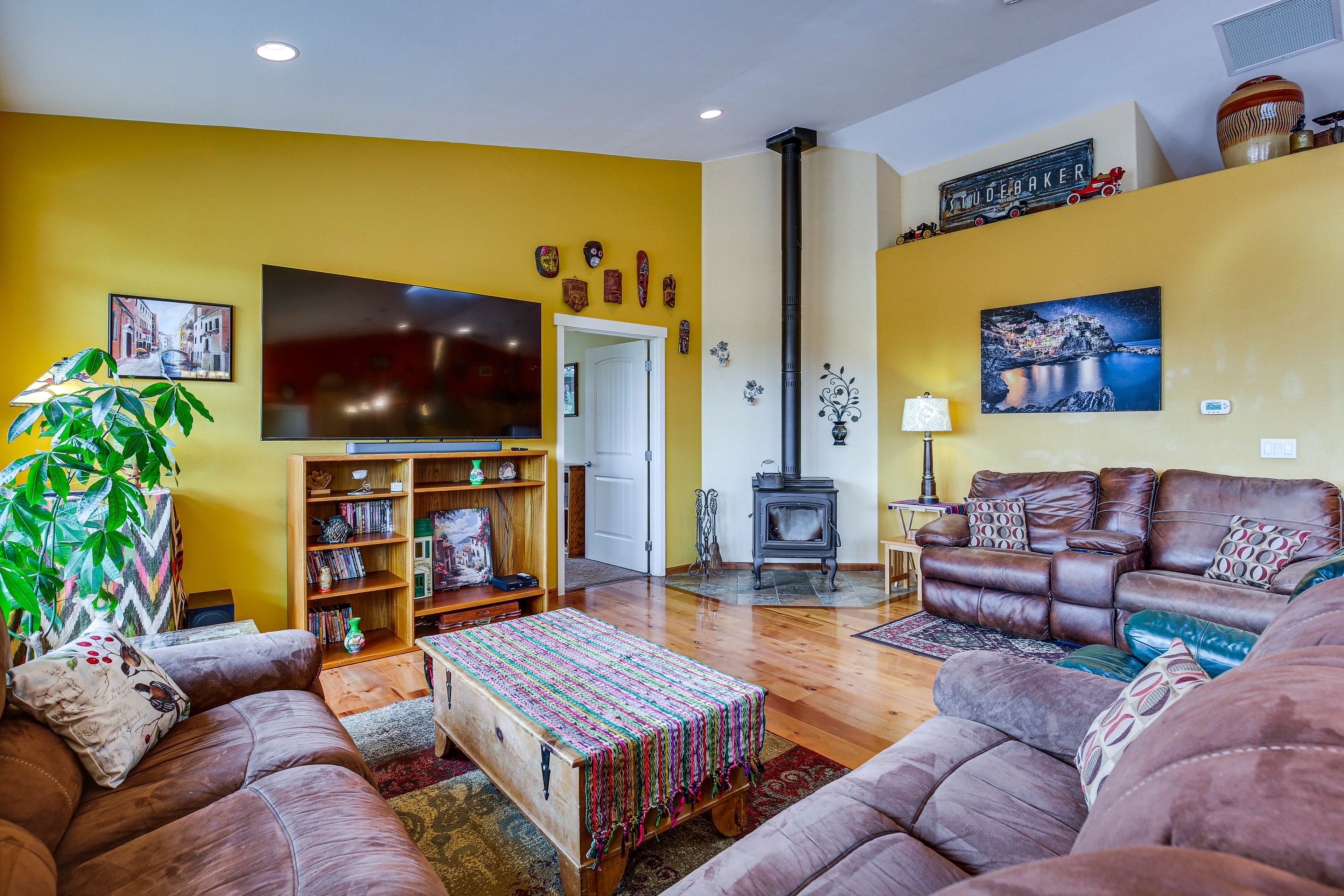 Living Room | Smart TV | Free WiFi