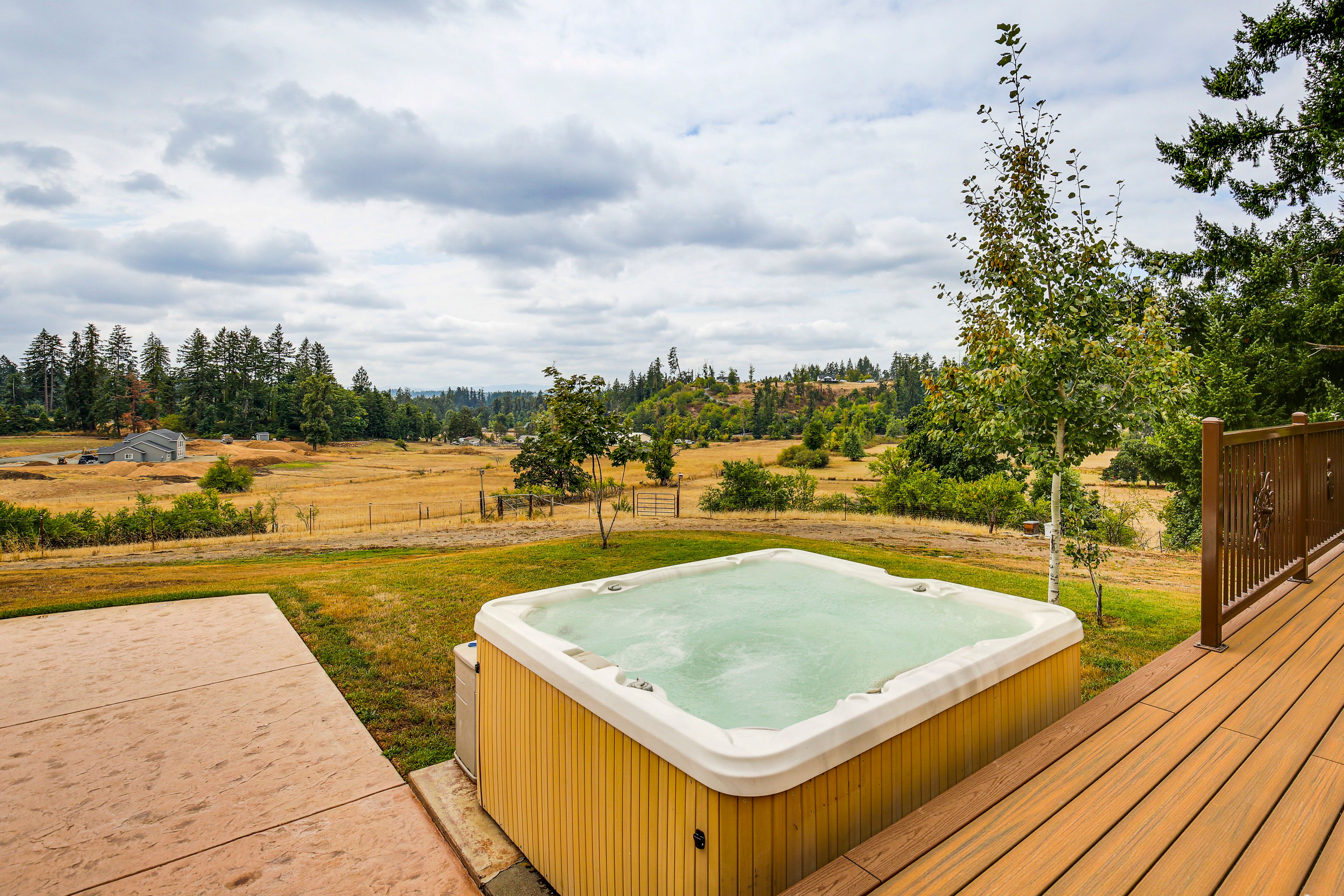 Springfield Vacation Rental | 4BR | 2BA | 2,420 Sq Ft | Small Step to Enter