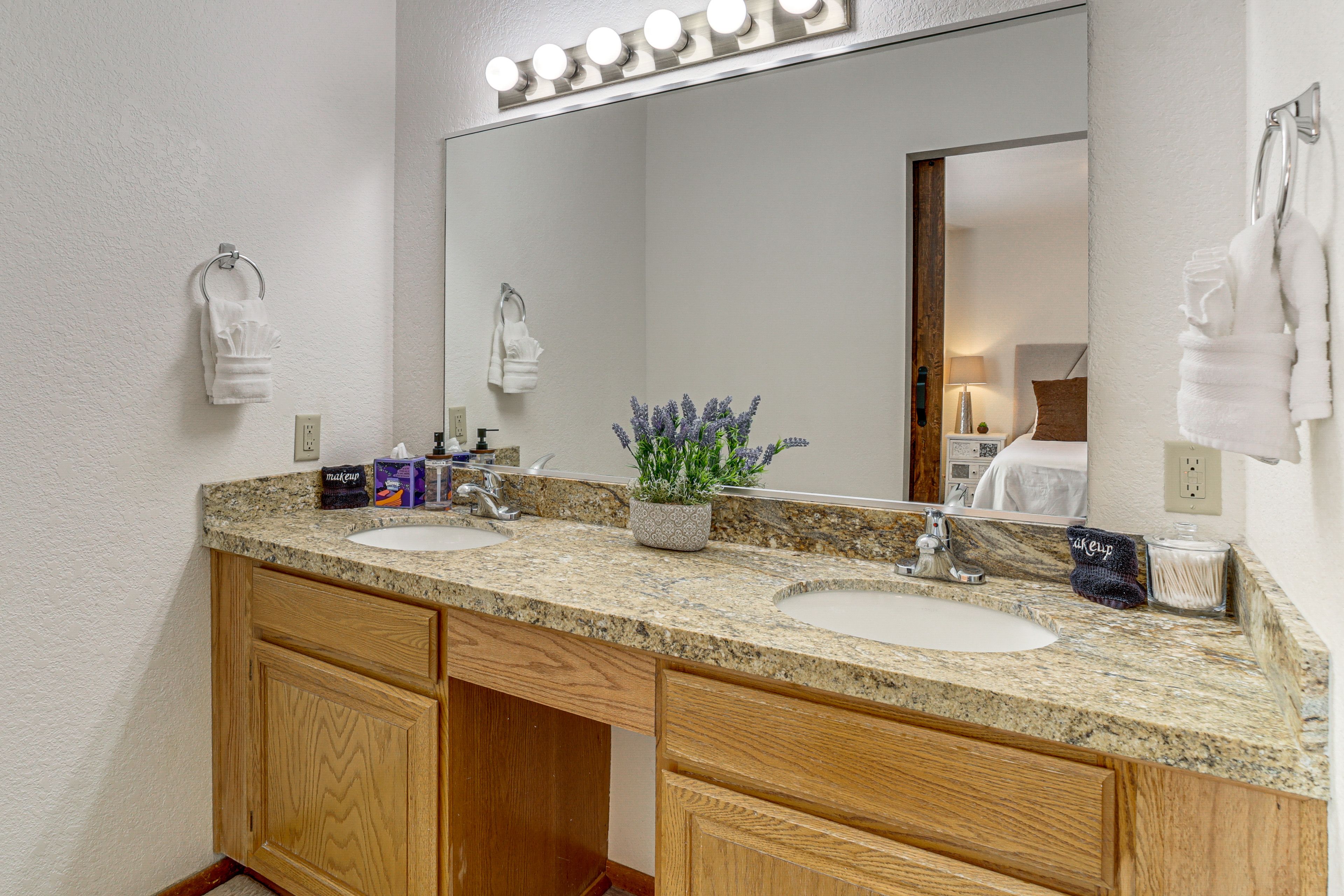 En-Suite Bathroom | Lower Level | Towels Provided