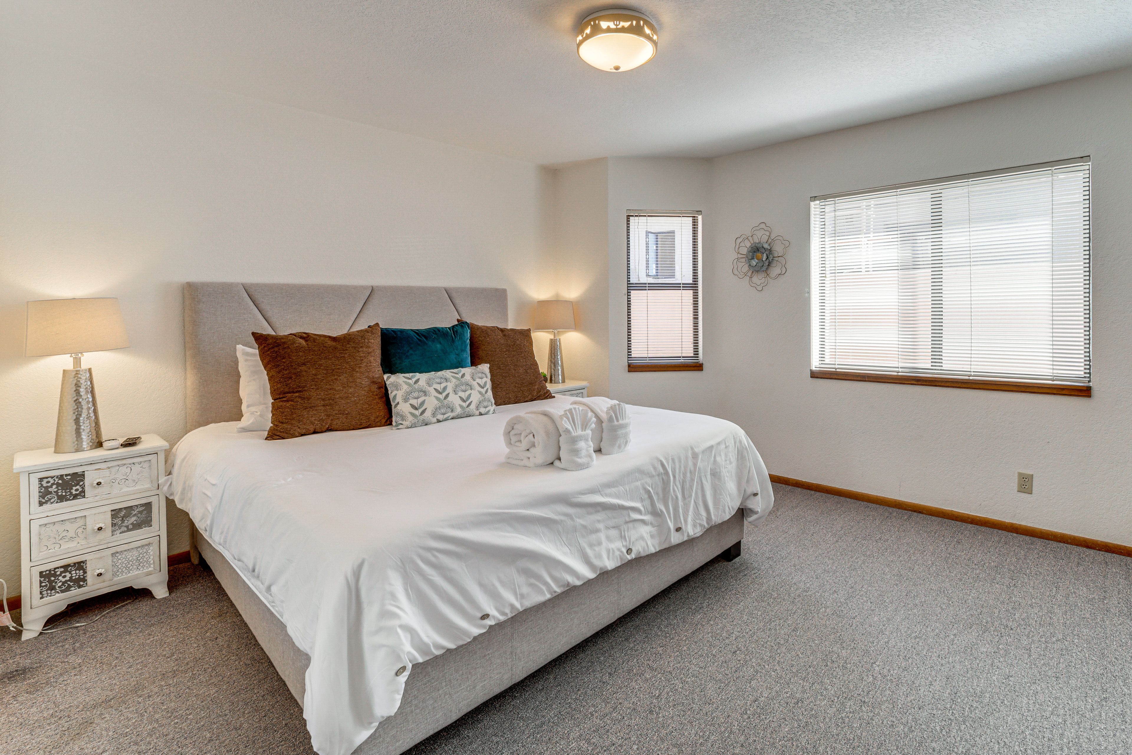 Bedroom 1 | Lower Level | King Bed | En-Suite Bathroom