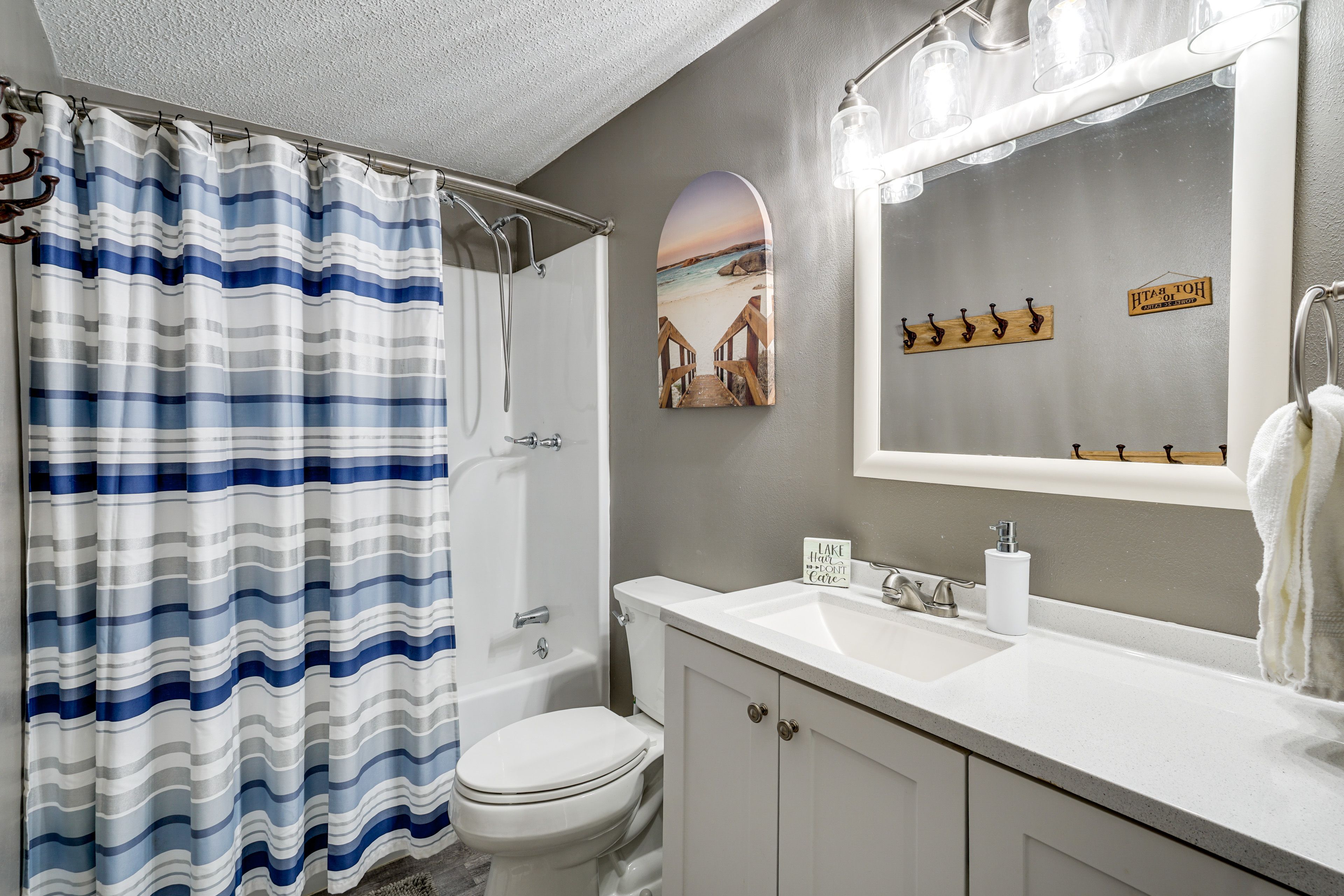 Full Bathroom | Towels Provided | Complimentary Toiletries