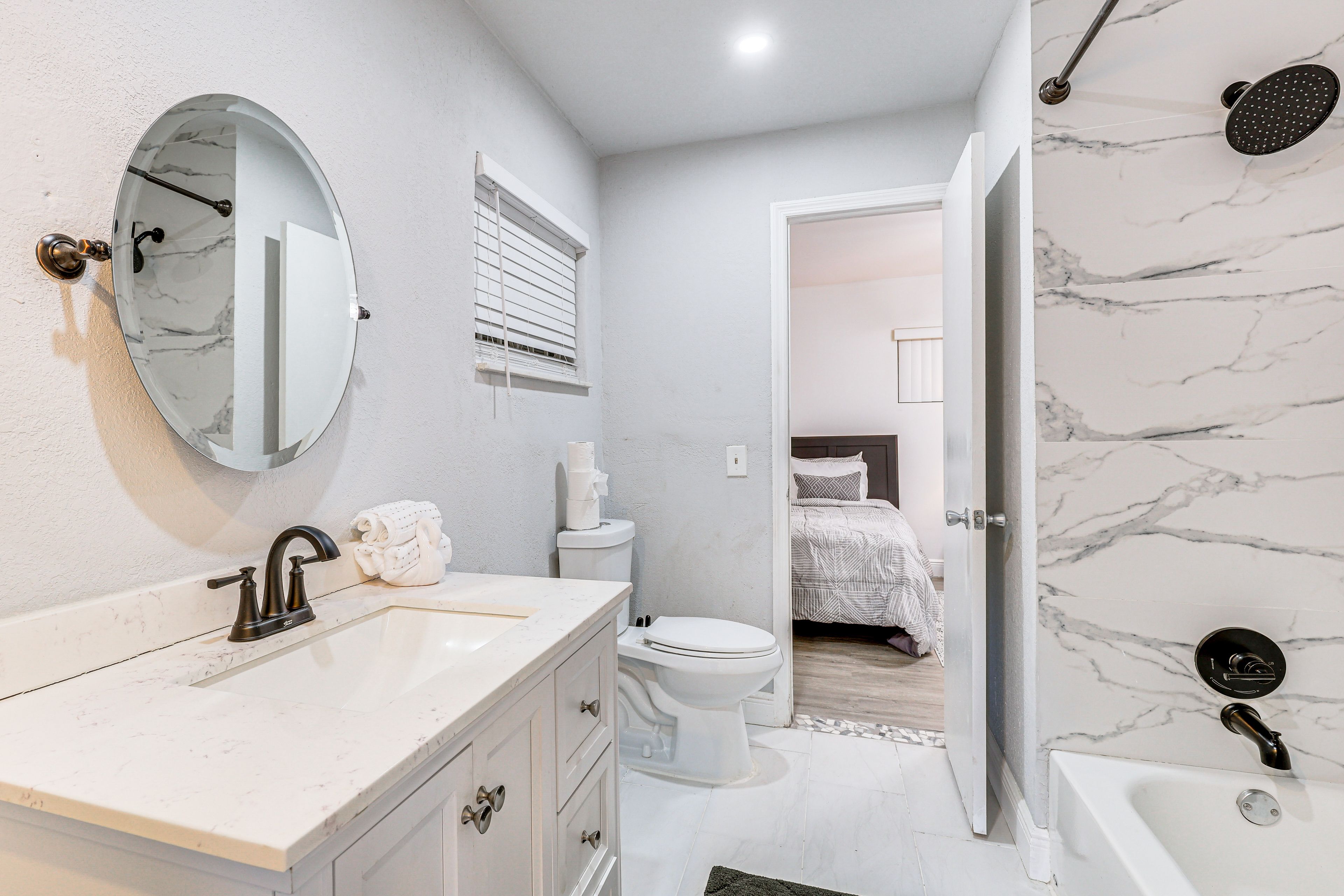 Full Bathroom | Towels Provided | Complimentary Toiletries