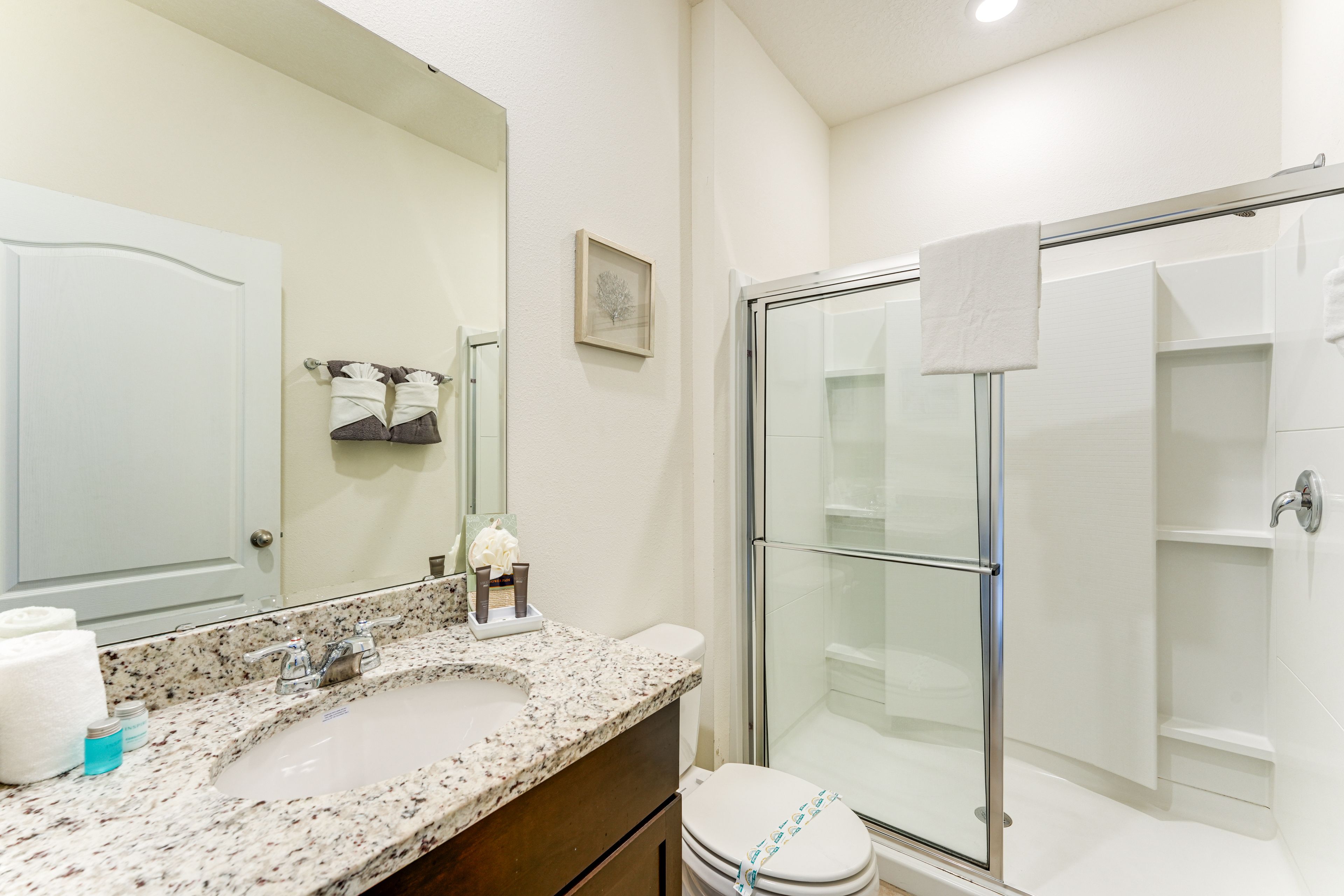 Full Bathroom | 1st Floor | Towels Provided