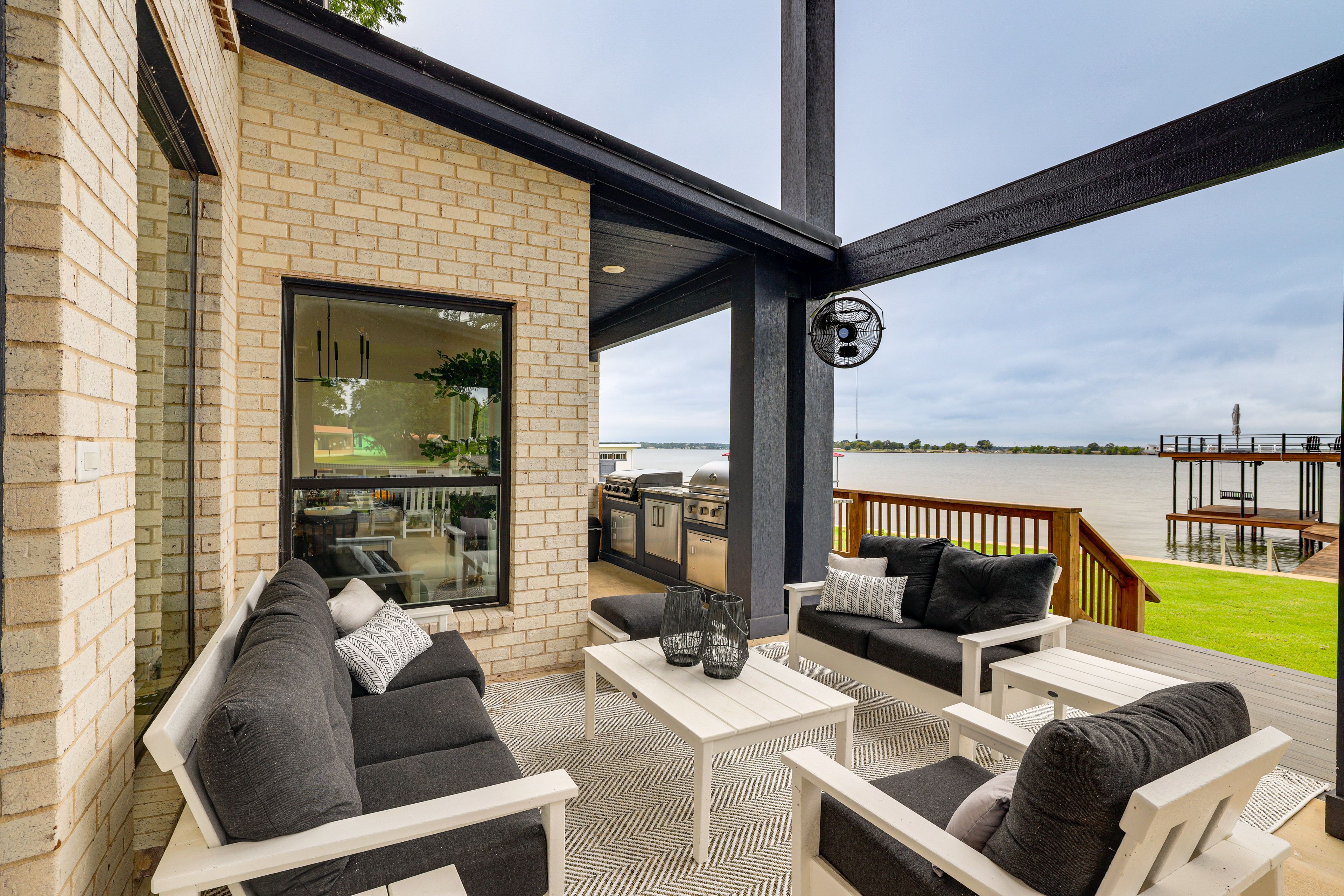 Furnished Patio | Gas Grill & Blackstone