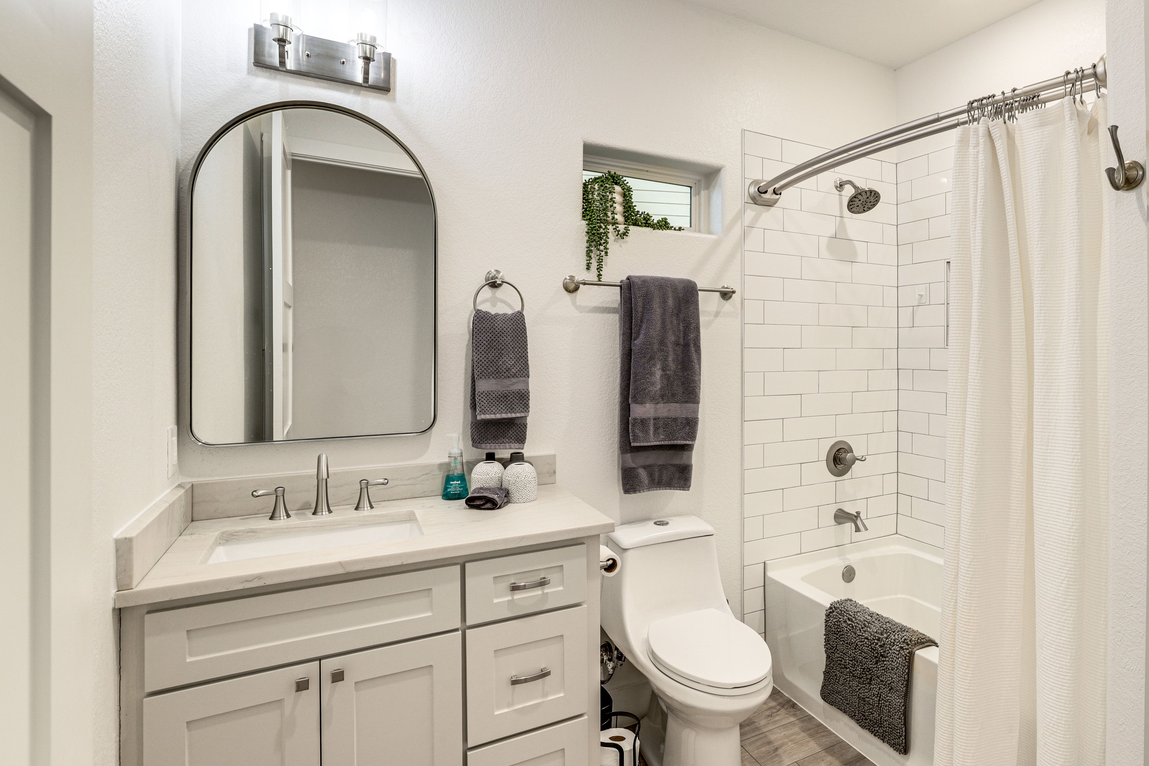 Full Bathroom | 1st Floor | Complimentary Toiletries