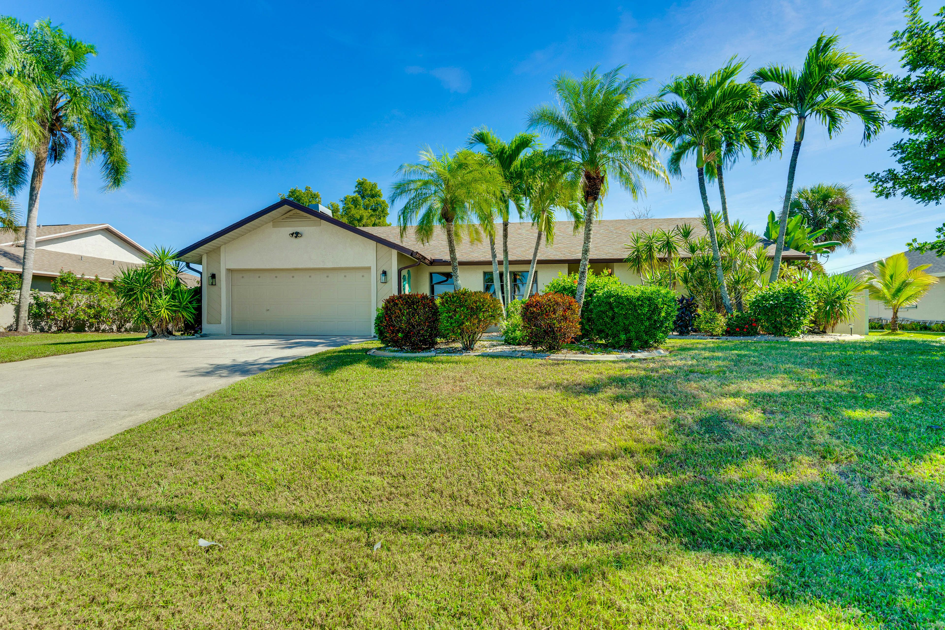 Property Exterior | Driveway (2-4 Vehicles)