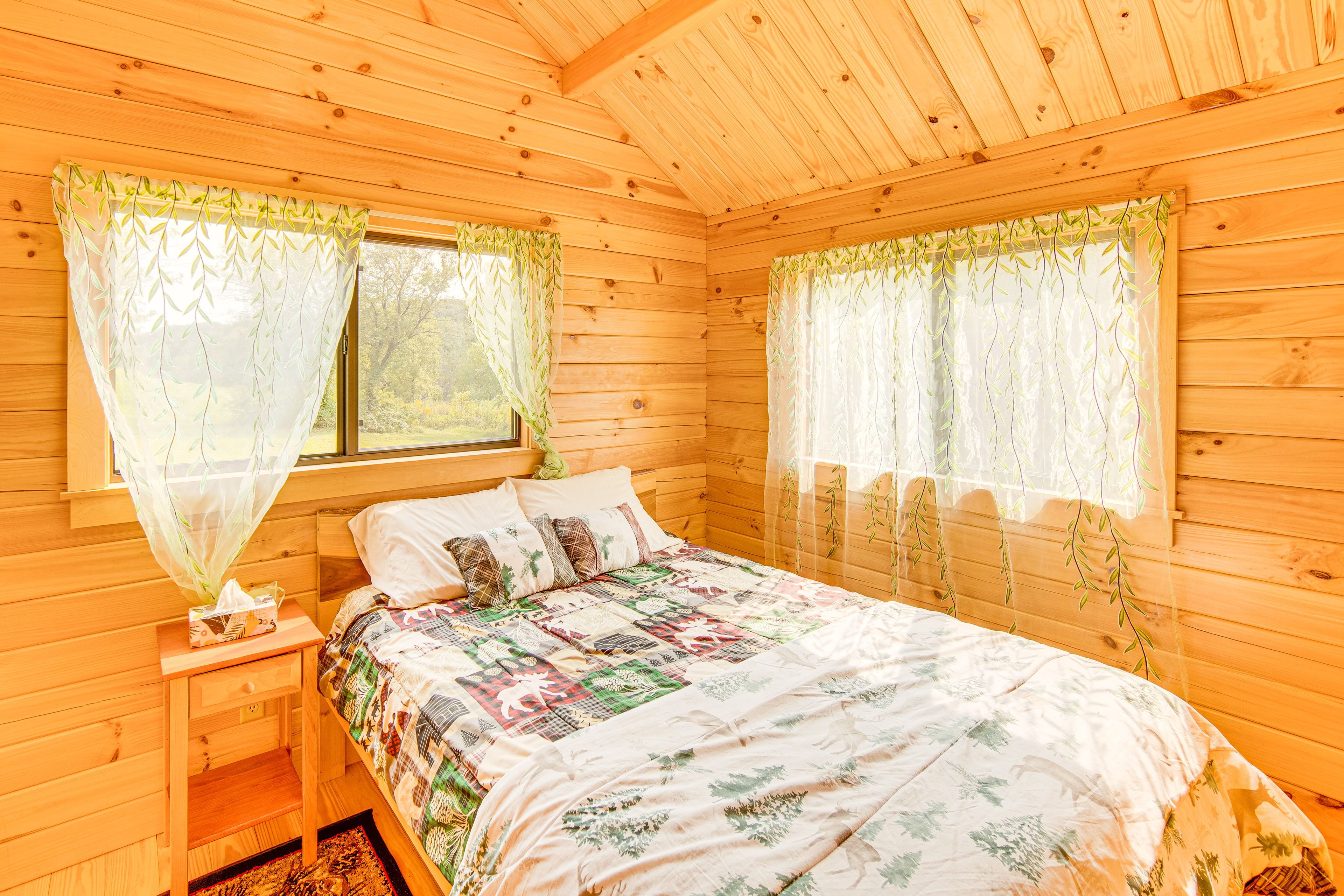 Bedroom 1 | Queen Bed | 1st Floor