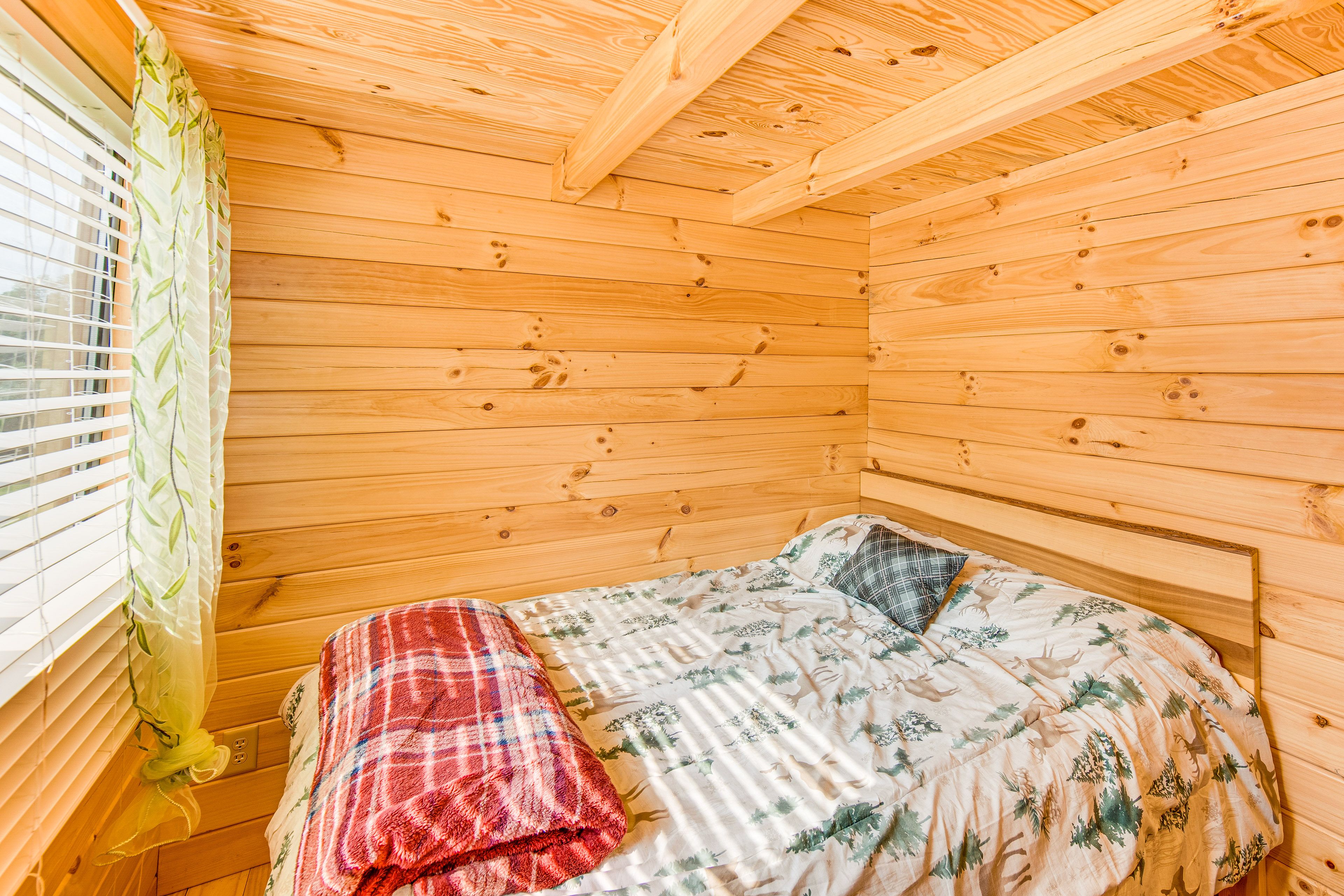 Bedroom 2 | Queen Bed | 1st Floor