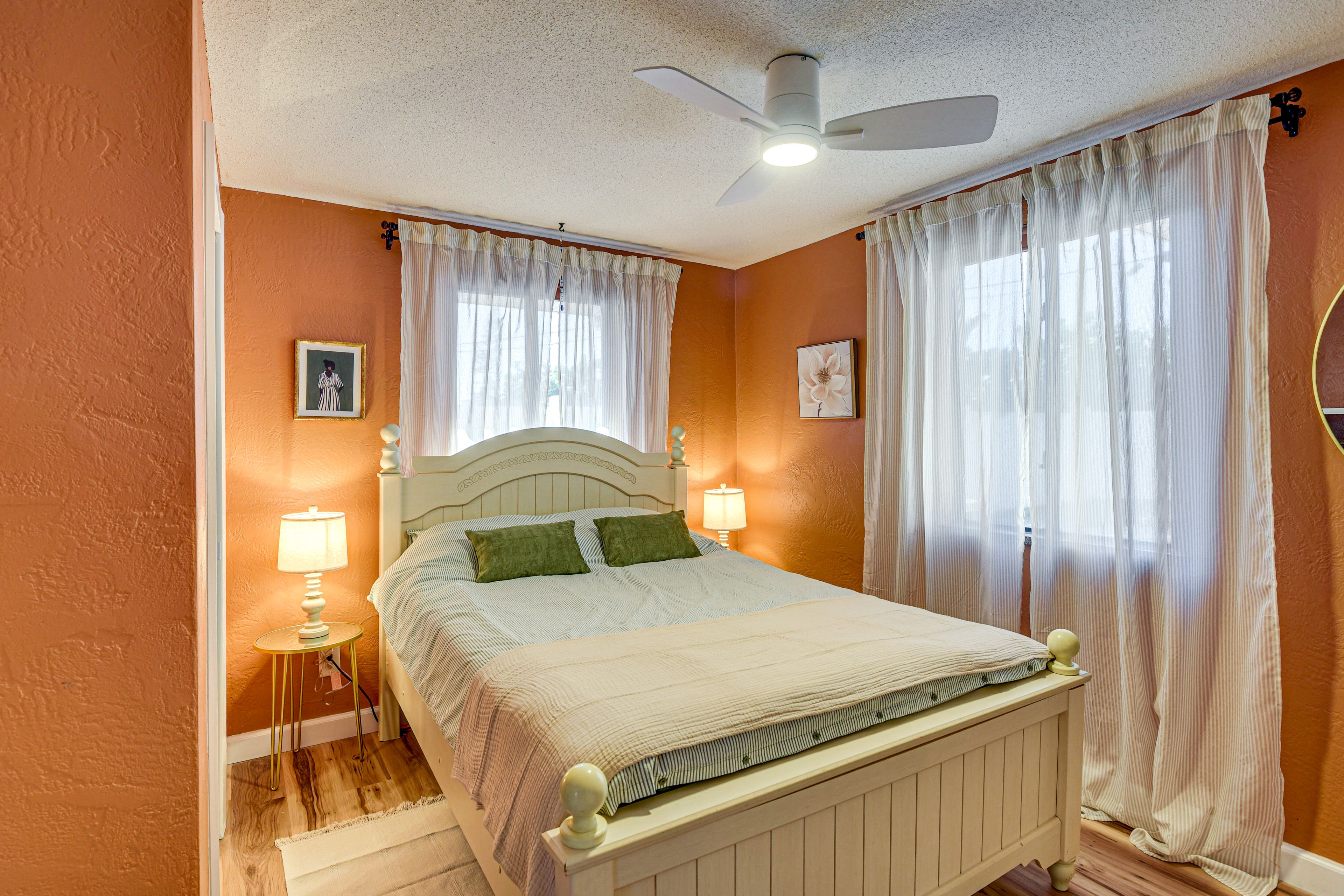 Bedroom 1 | Queen Bed | En-Suite Bathroom