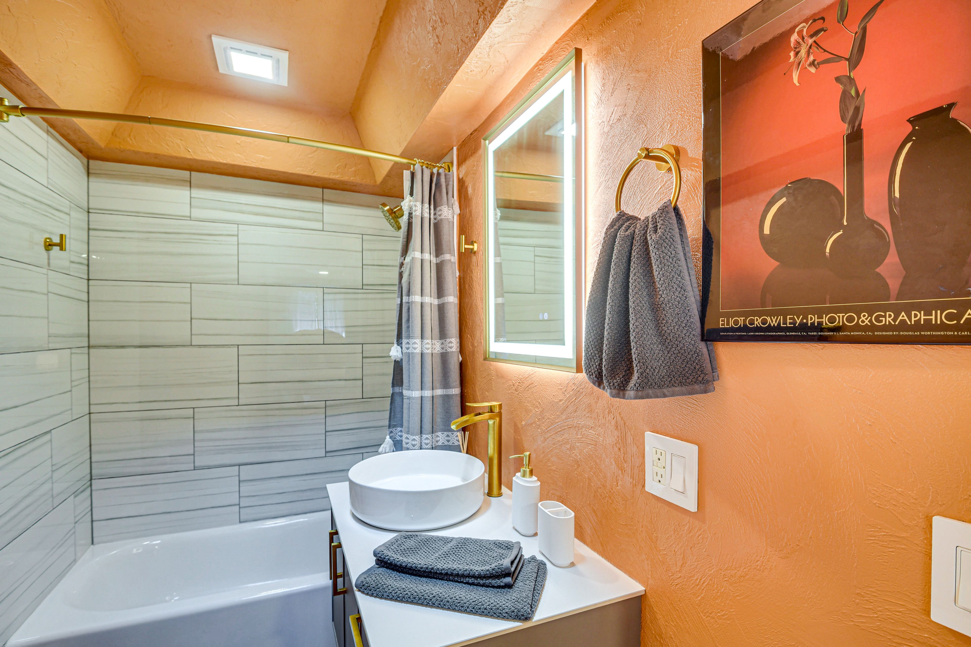 Full Bathroom | Towels Provided