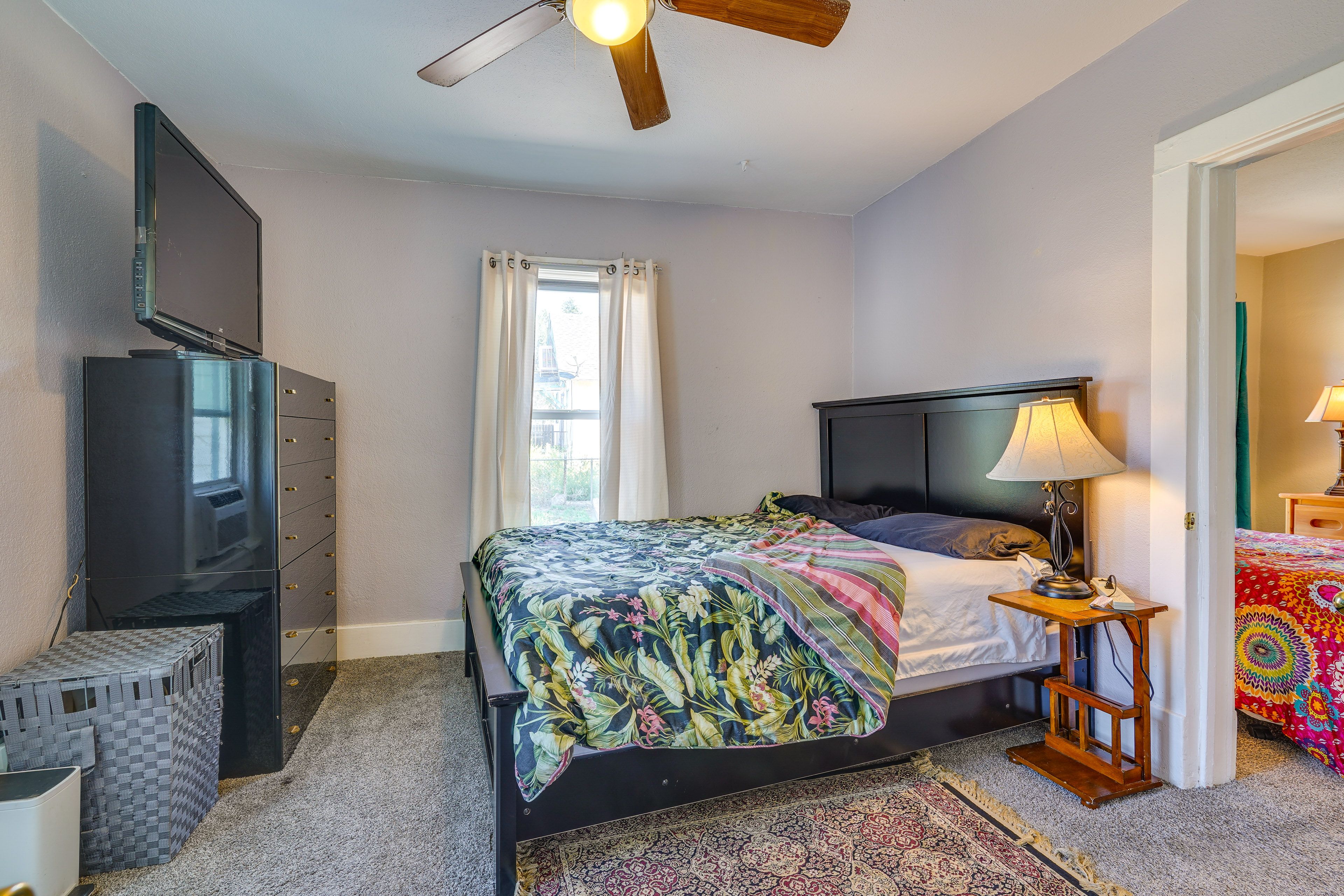 Bedroom 1 | Queen Bed