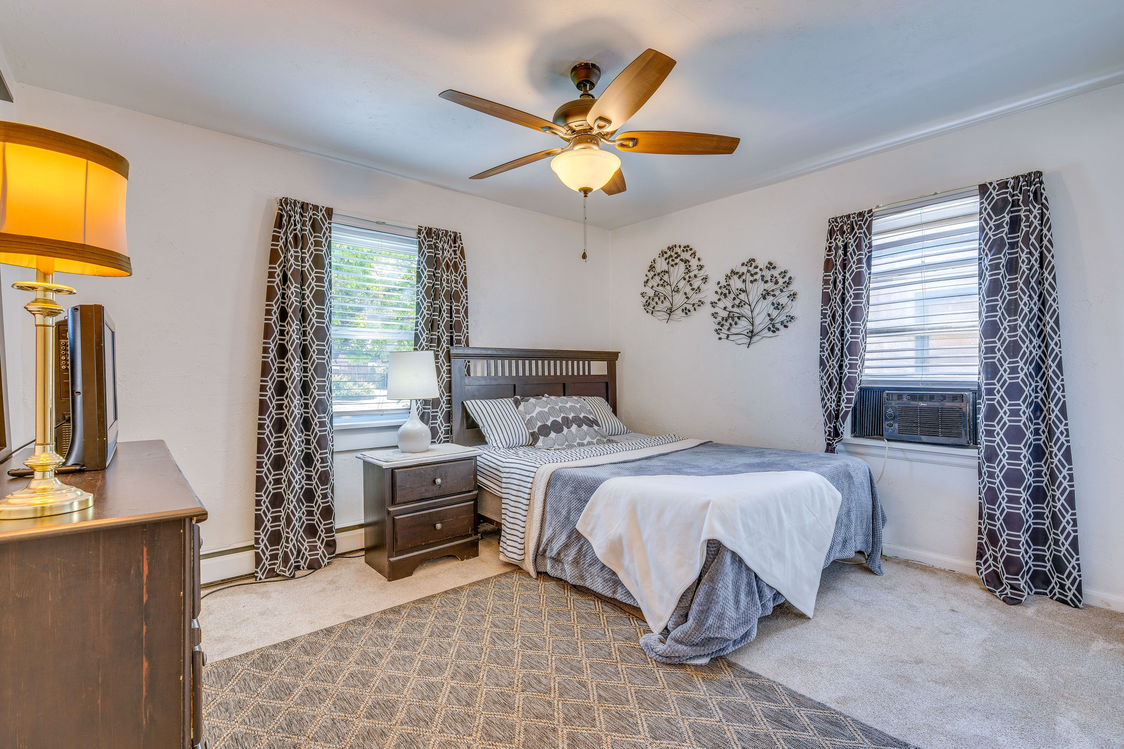 Bedroom 1 | Queen Bed