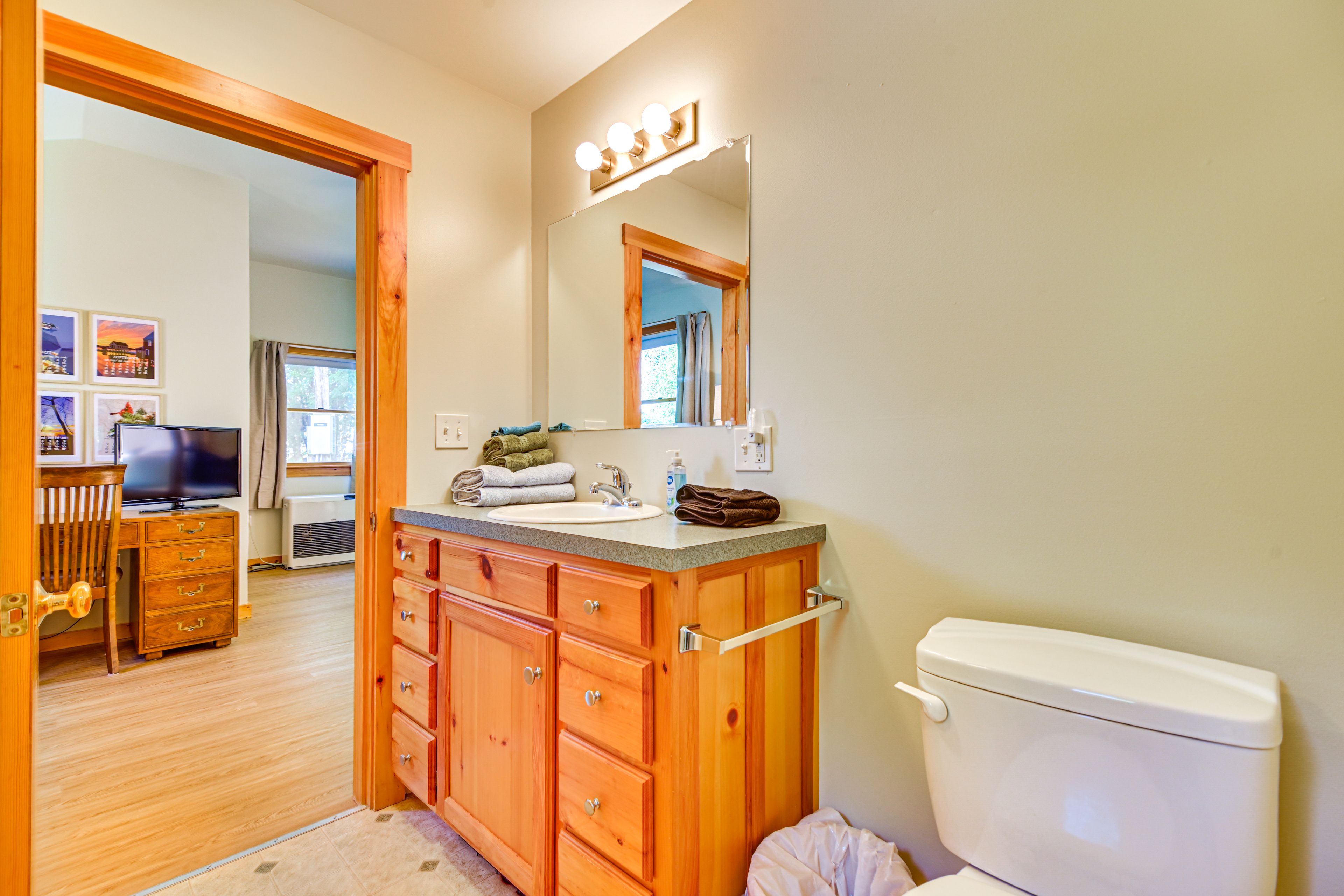 Full Bathroom | Towels Provided | Complimentary Toiletries