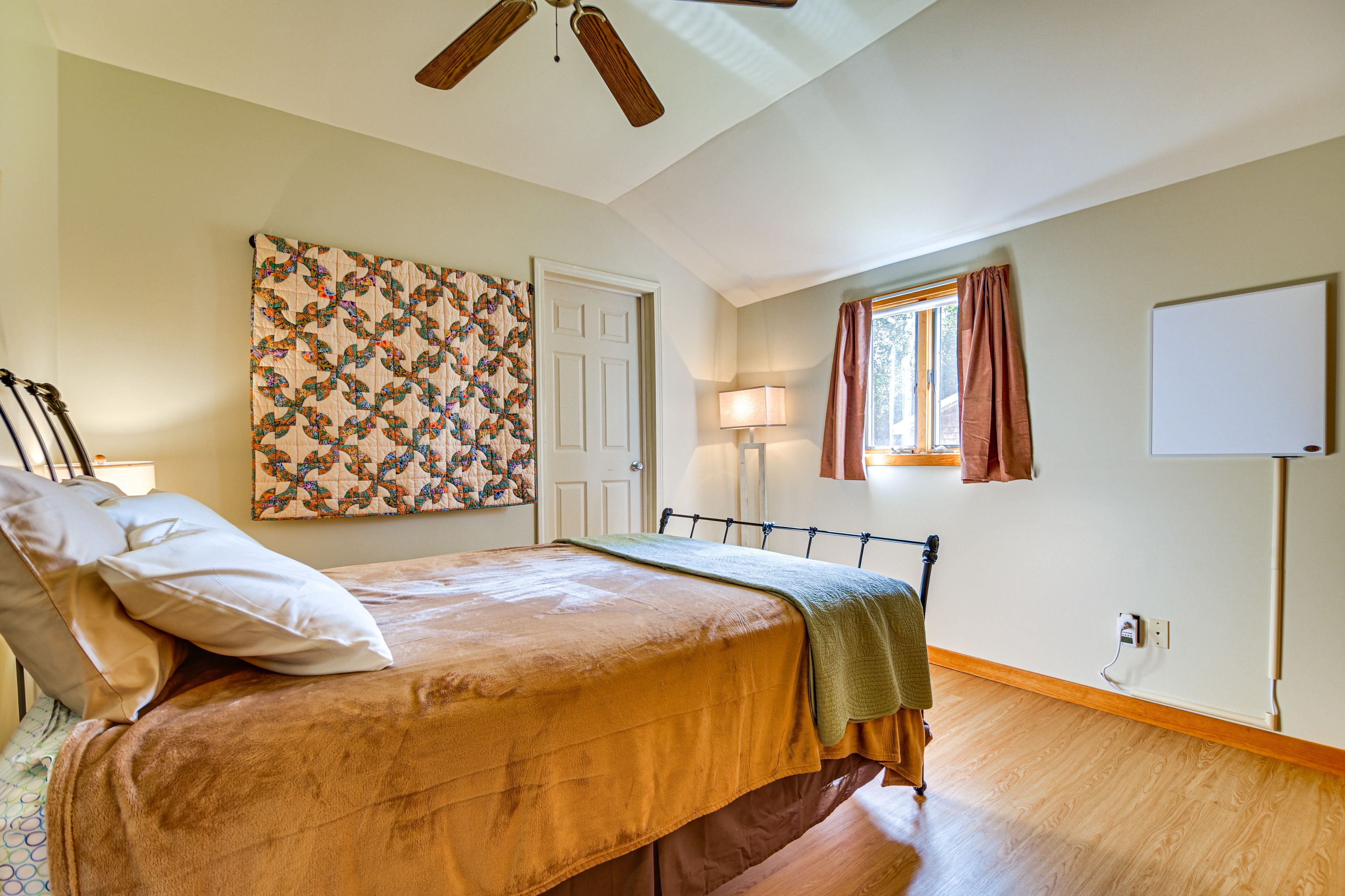 Bedroom 2 | Queen Bed