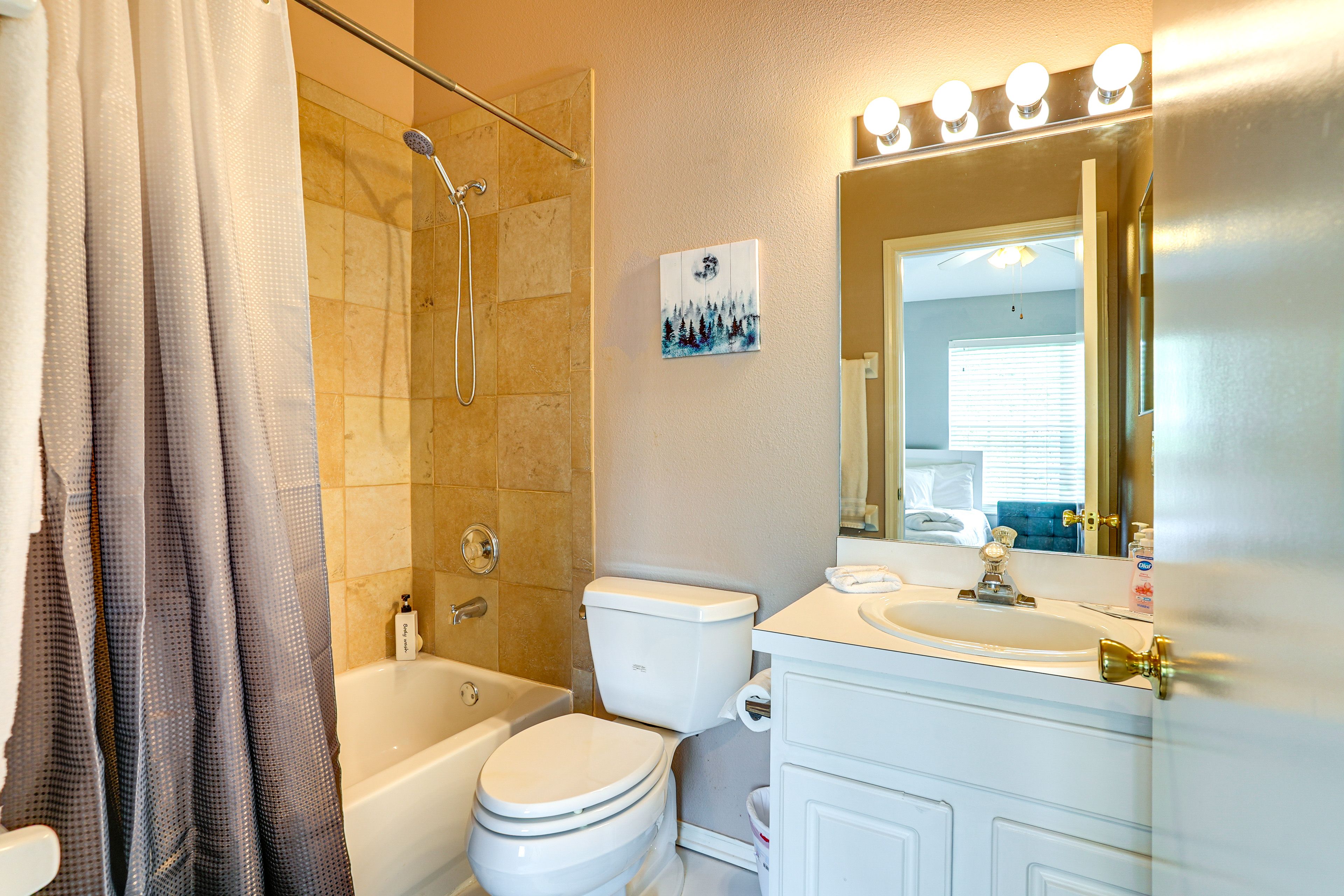 Full Bathroom | 2nd Floor