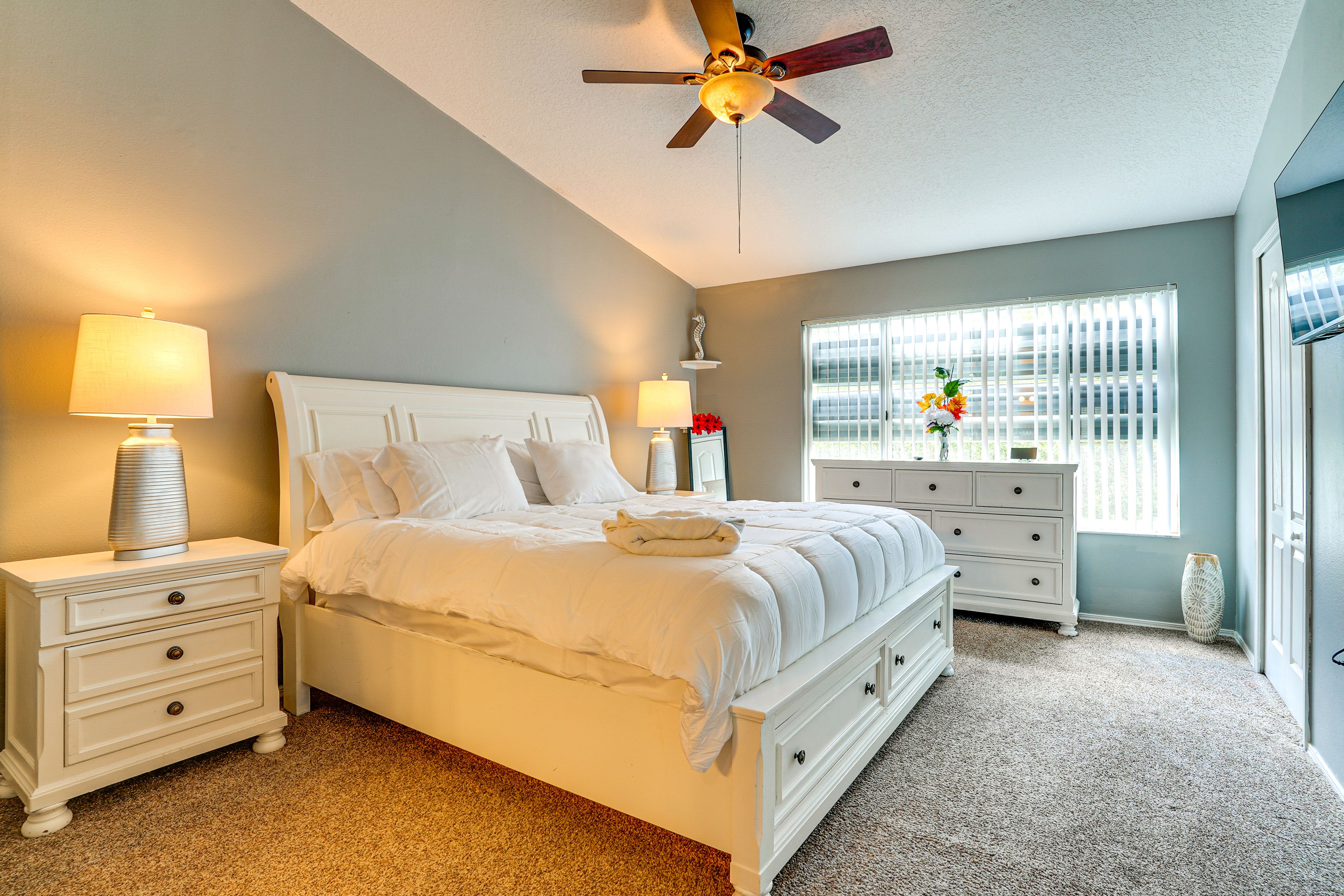 Bedroom 1 | King Bed | Smart TV | 2nd Floor