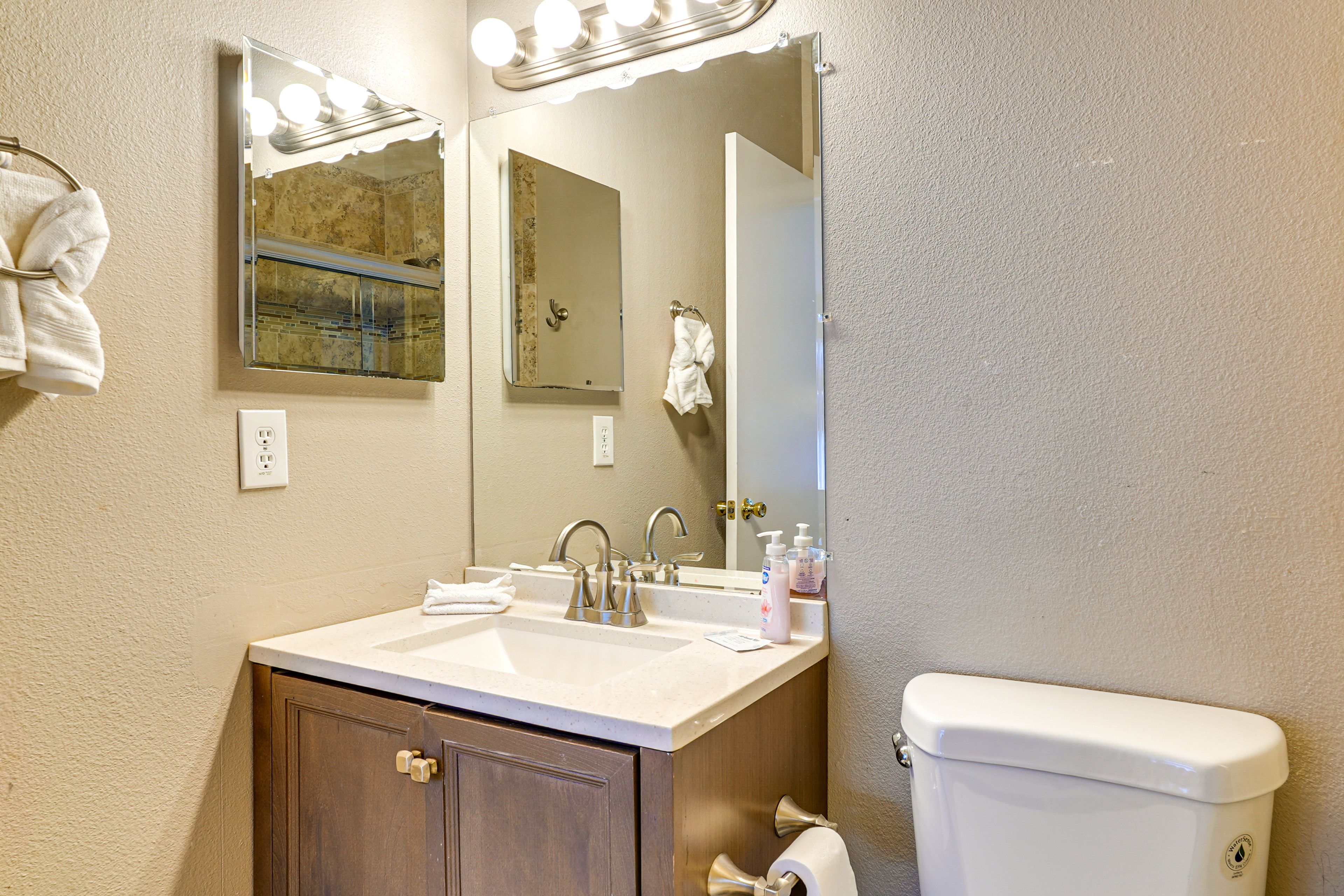 Full Bathroom | Towels Provided | 2nd Floor