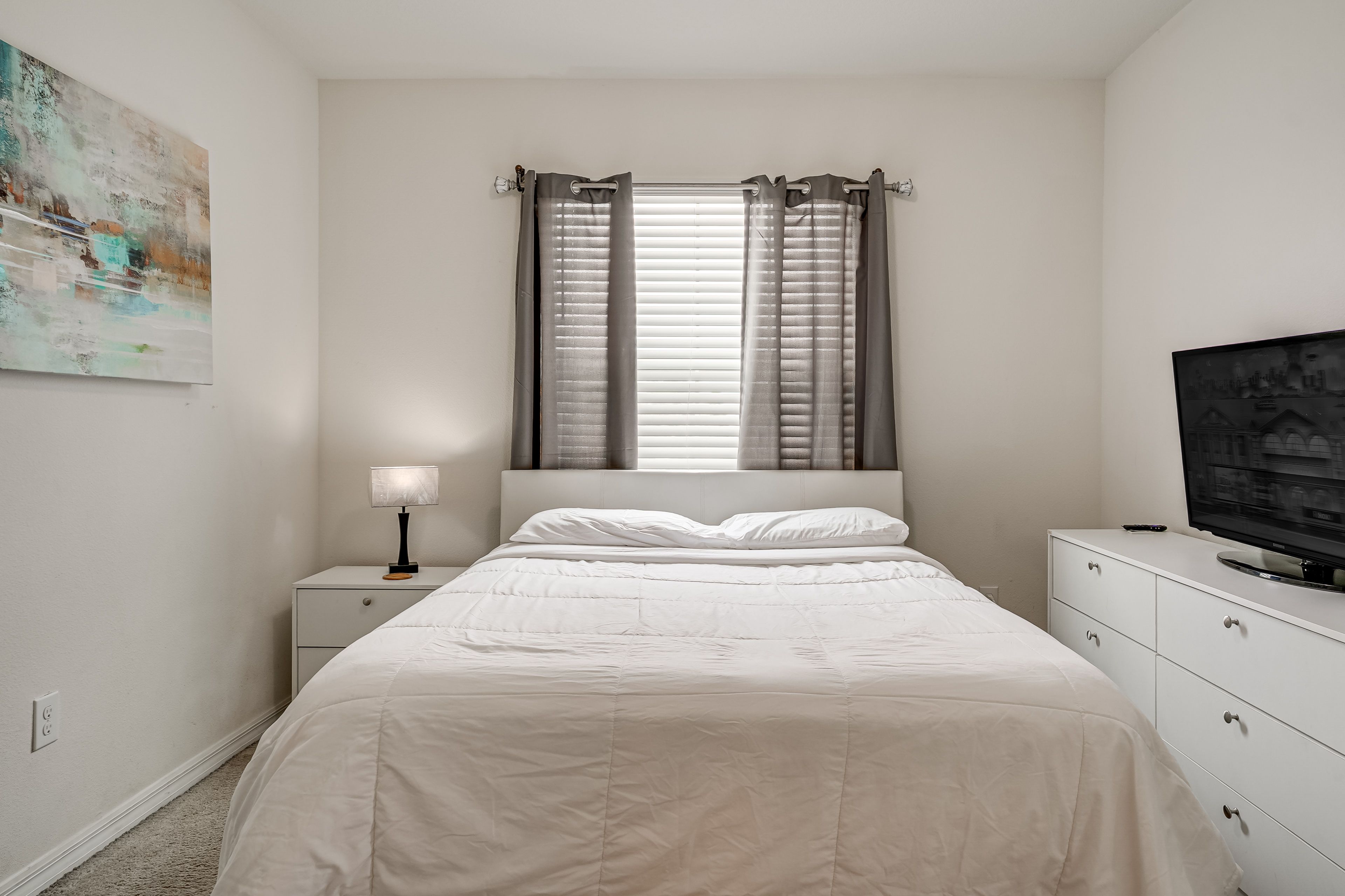 Bedroom 2 | Queen Bed | Smart TV | 2nd Floor