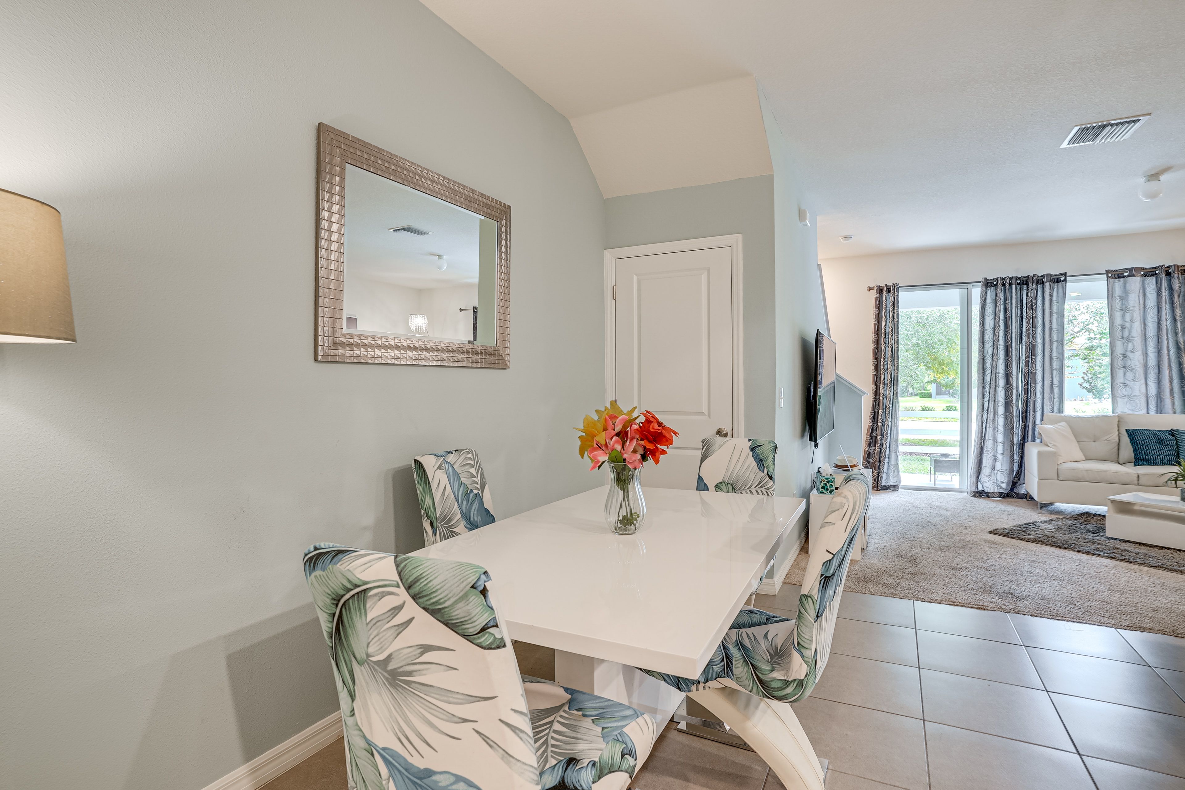 Dining Area | Dishware/Flatware Provided | 1st Floor