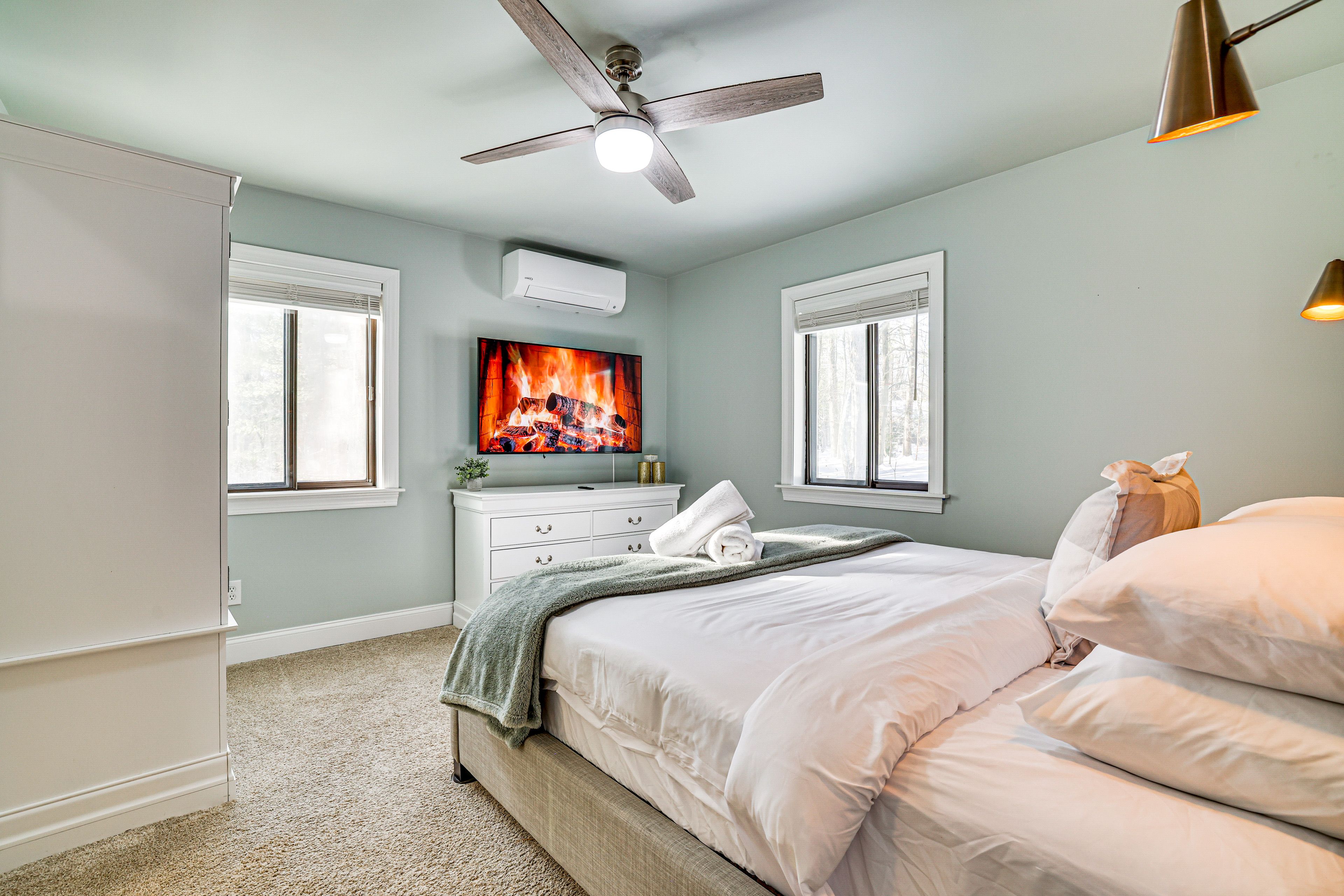 Bedroom Suite 1 | King Bed | 1st Floor