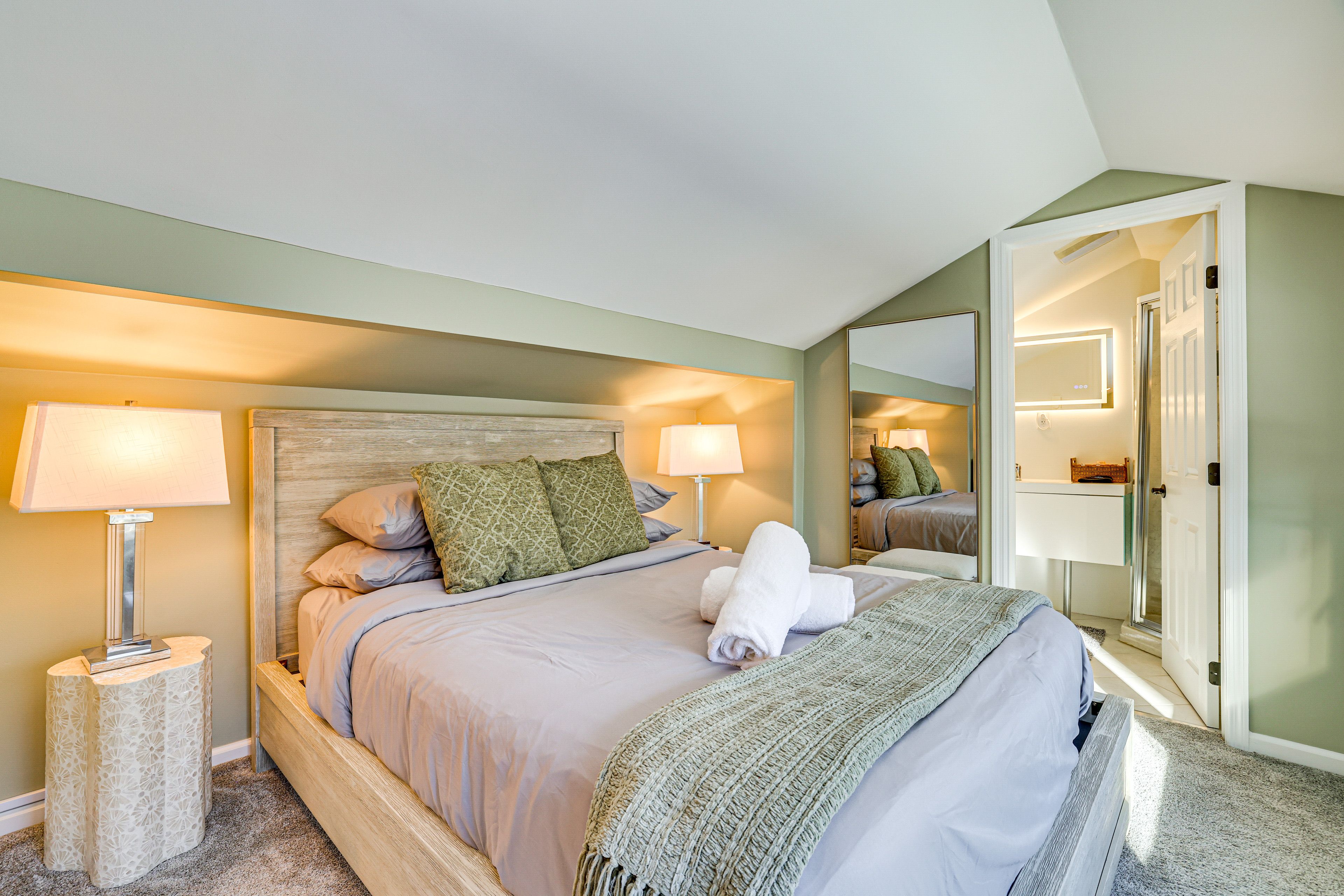 Bonus Room | Queen Bed | 3rd Floor