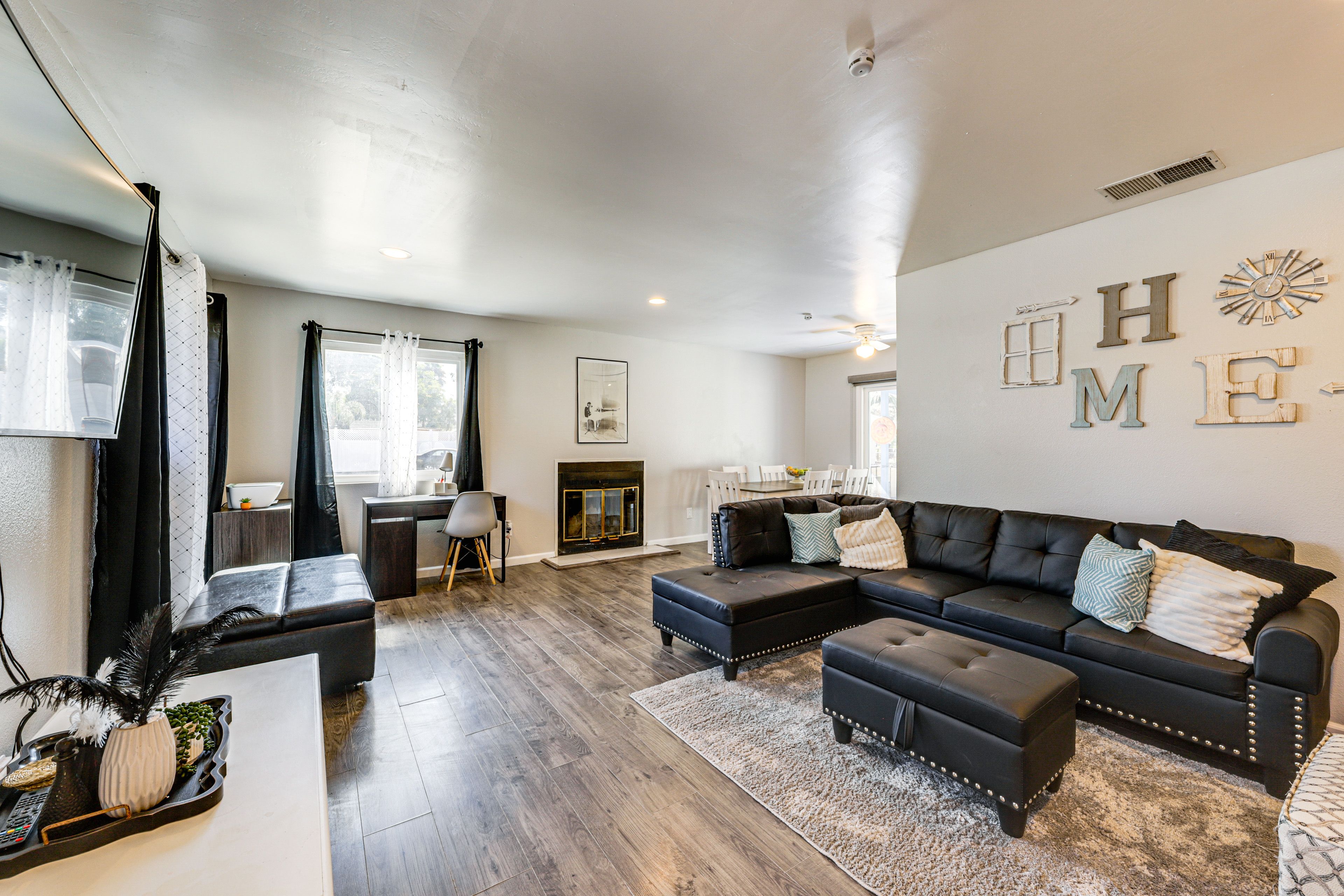 Living Room | Free WiFi | Smart TV | Central A/C | Fireplace