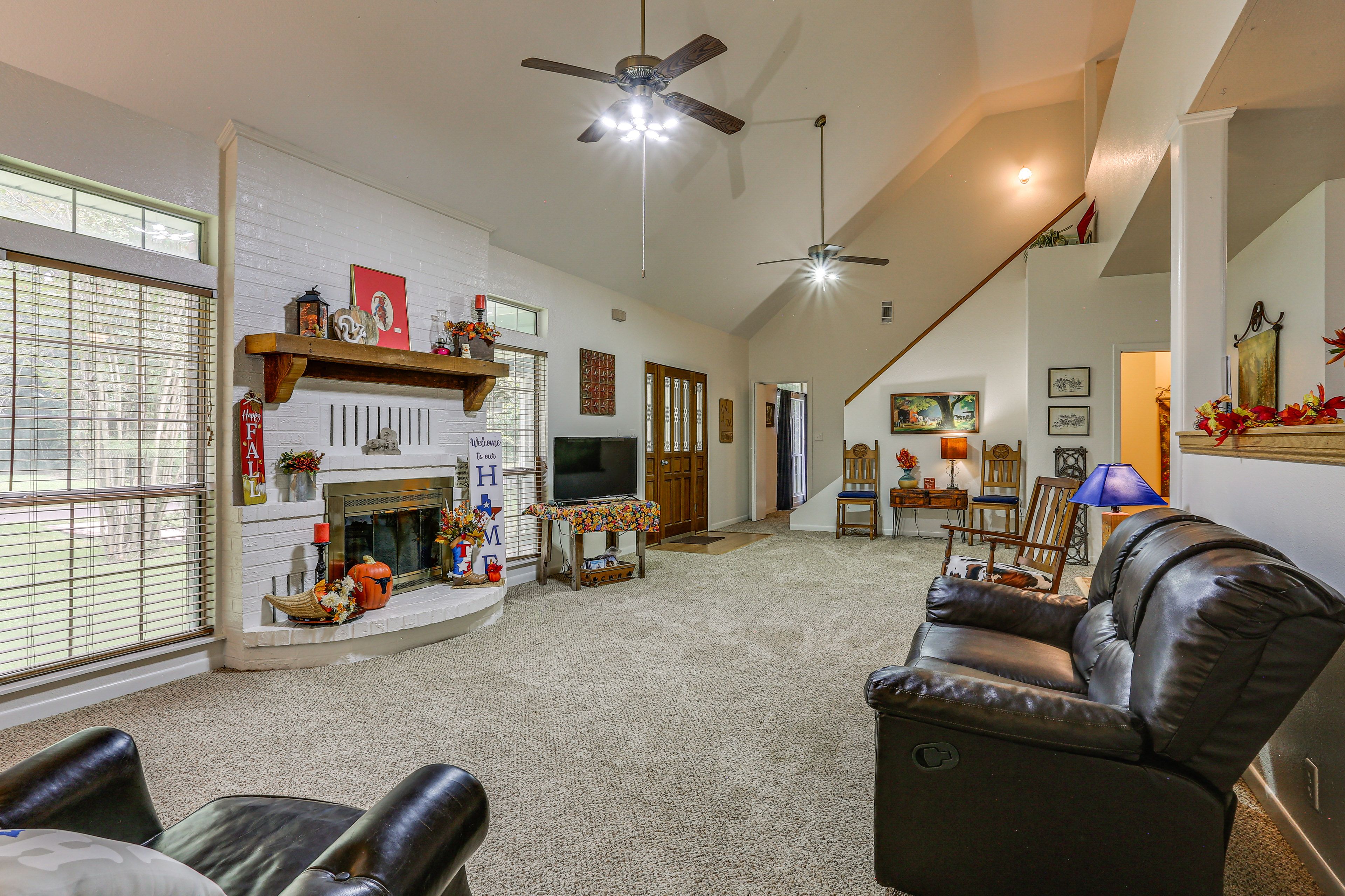 Living Room | Free WiFi | Central A/C & Heat