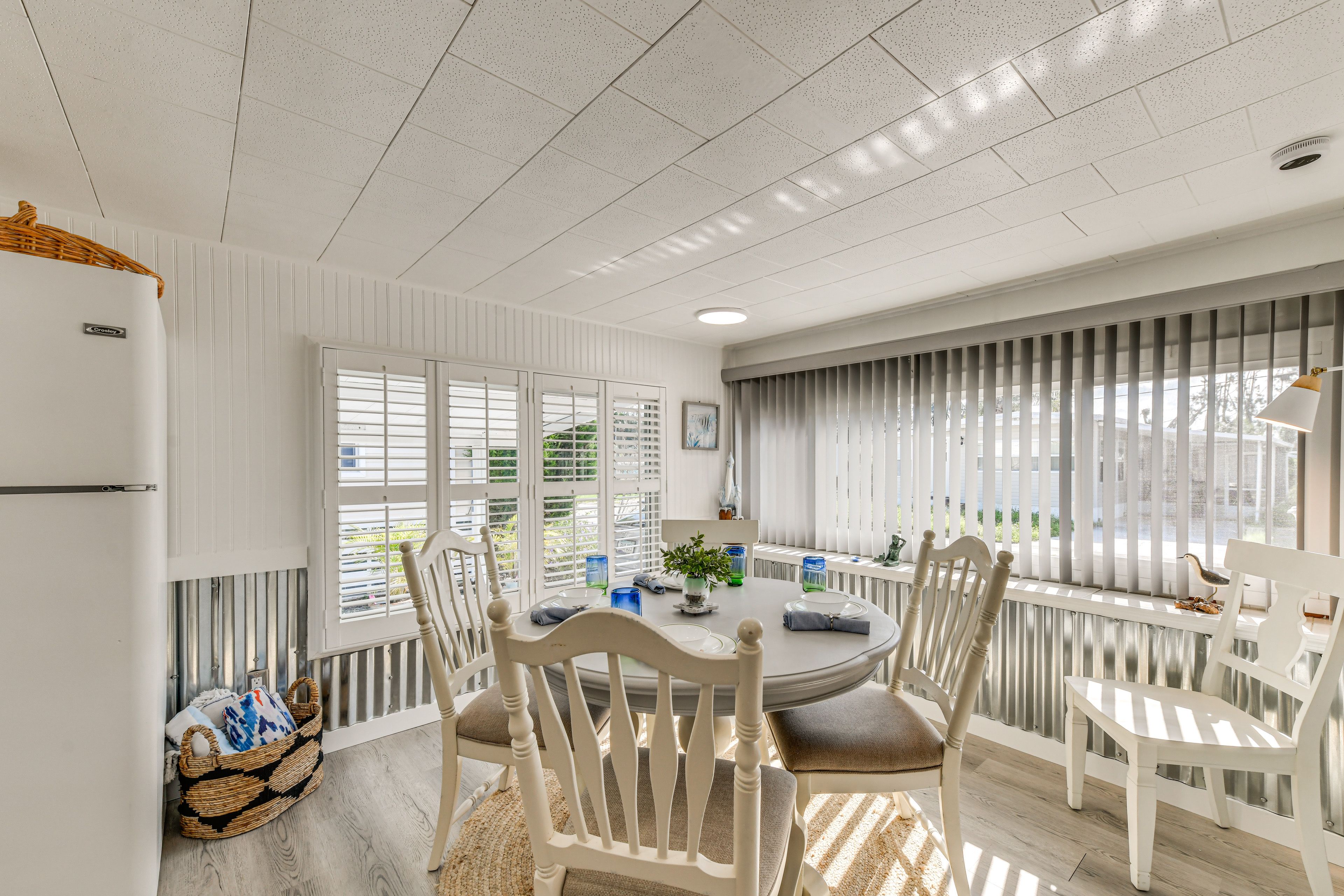 Dining Area | Dishware & Flatware Provided