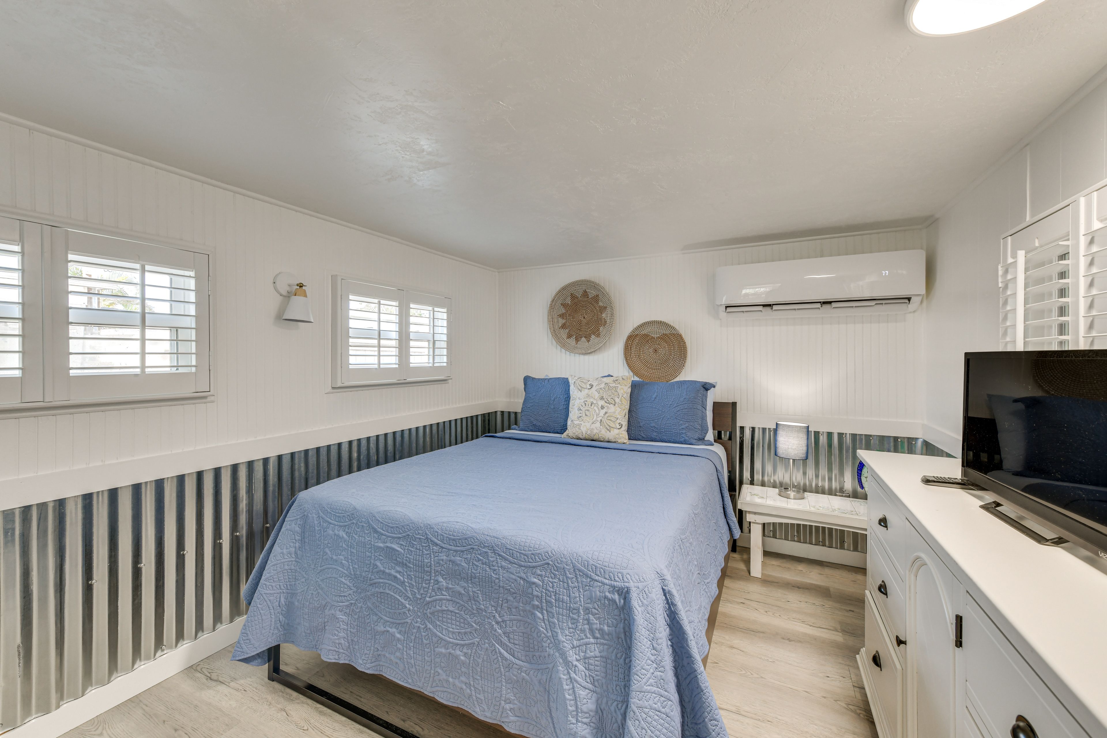 Bedroom 1 | Queen Bed