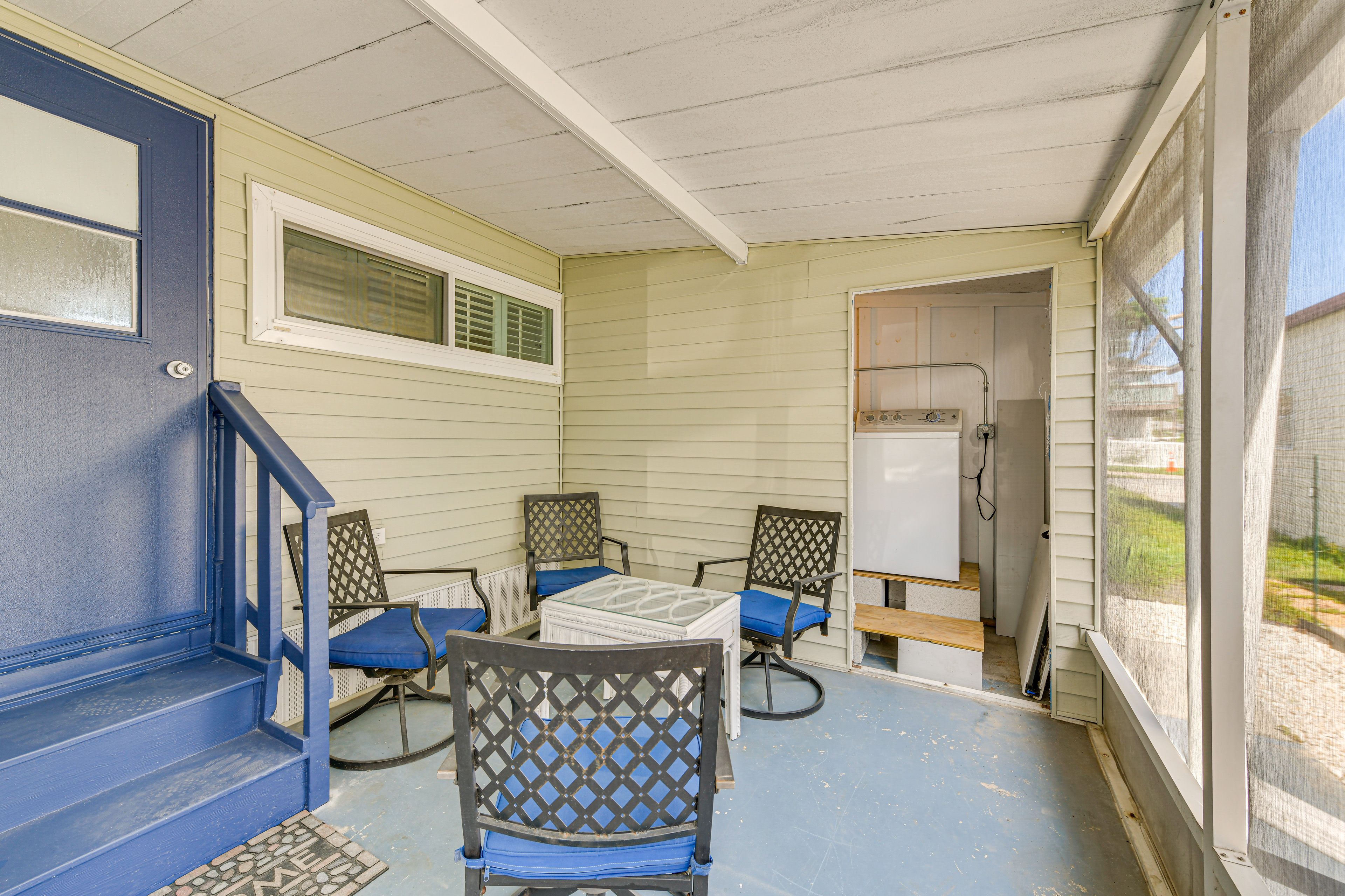 Screened-In Patio
