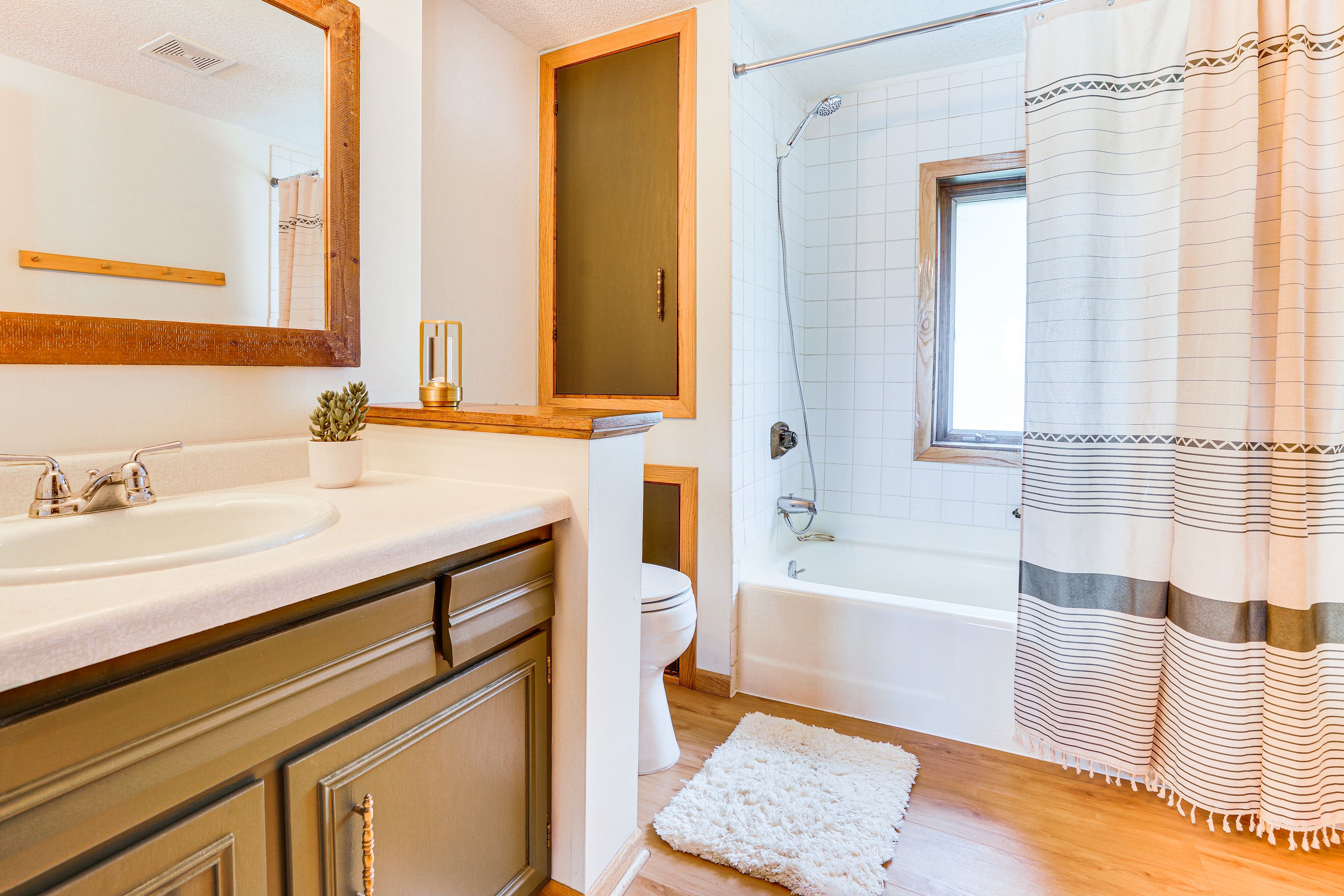 Full Bathroom | Complimentary Toiletries | Towels Provided